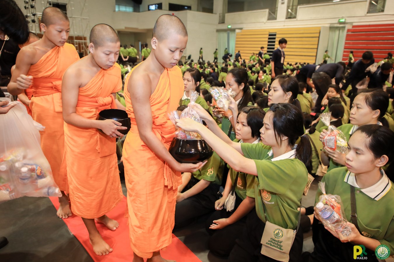 มหาวิทยาลัยแม่โจ้ จัดพิธีตักบาตรต้อนรับน้องใหม่