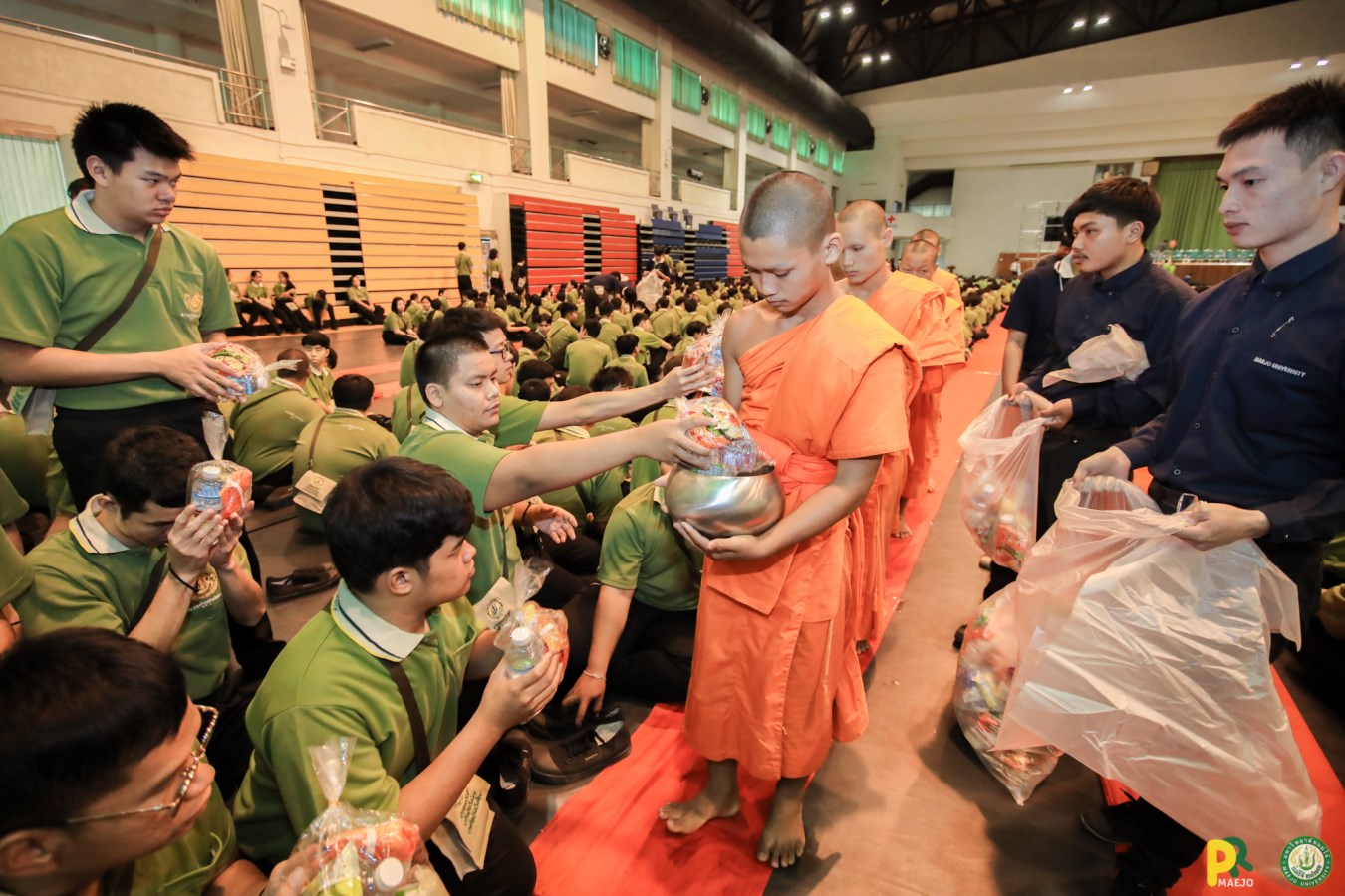 มหาวิทยาลัยแม่โจ้ จัดพิธีตักบาตรต้อนรับน้องใหม่