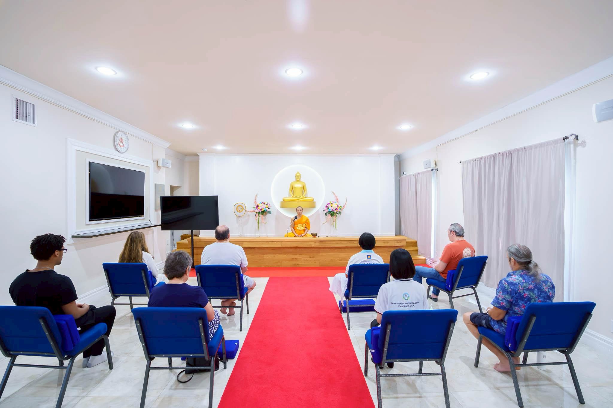 พระอาจารย์ได้ลงเทศน์สอนธรรมะและแนะนำเทคนิคการฝึกสมาธิแบบวิชชาธรรมกาย