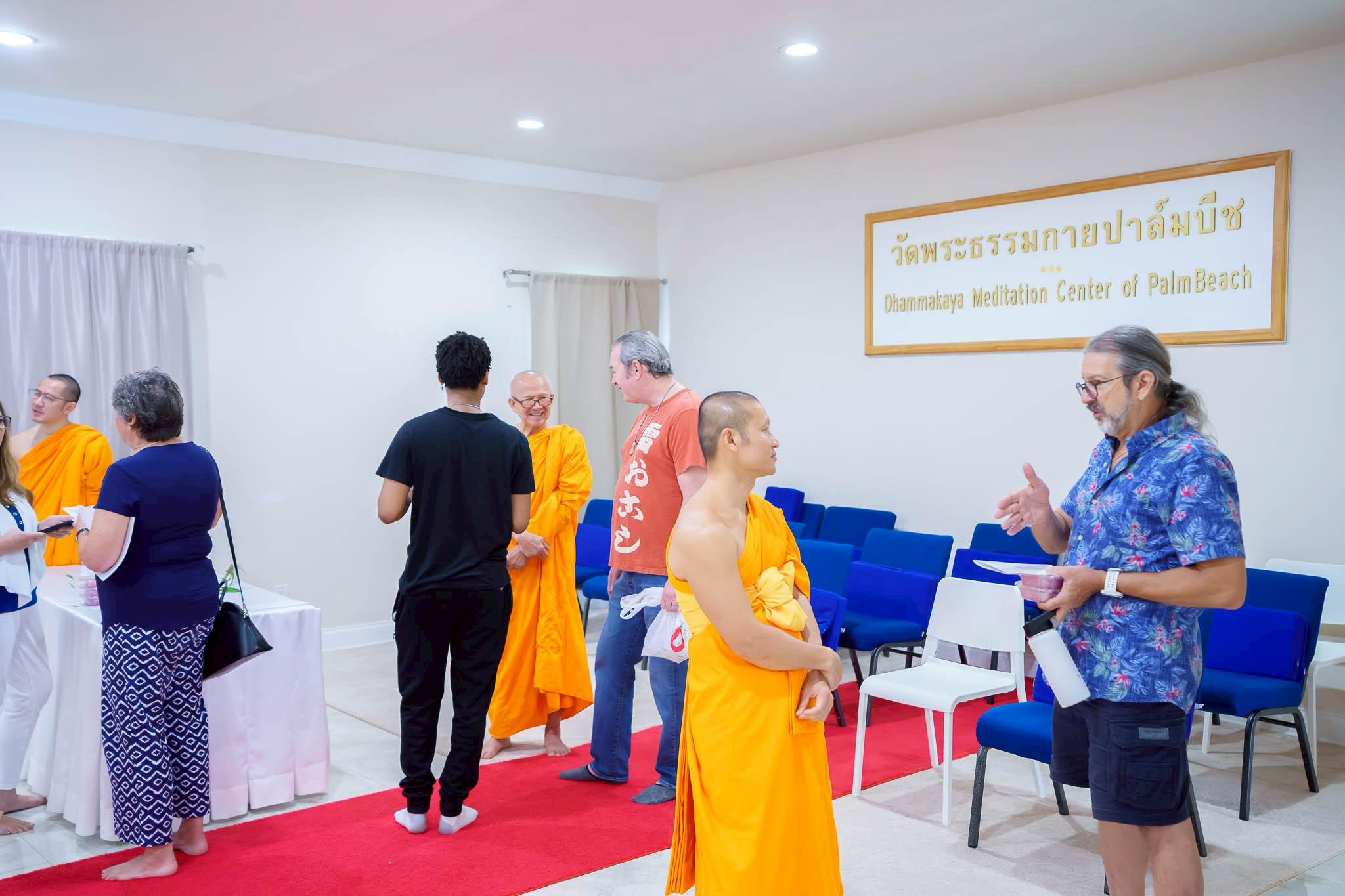 พระอาจารย์ได้เปิดโอกาสให้ชาวท้องถิ่นได้ถามตอบปัญหาและแบ่งปันประสบการณ์จากการนั่งสมาธิ