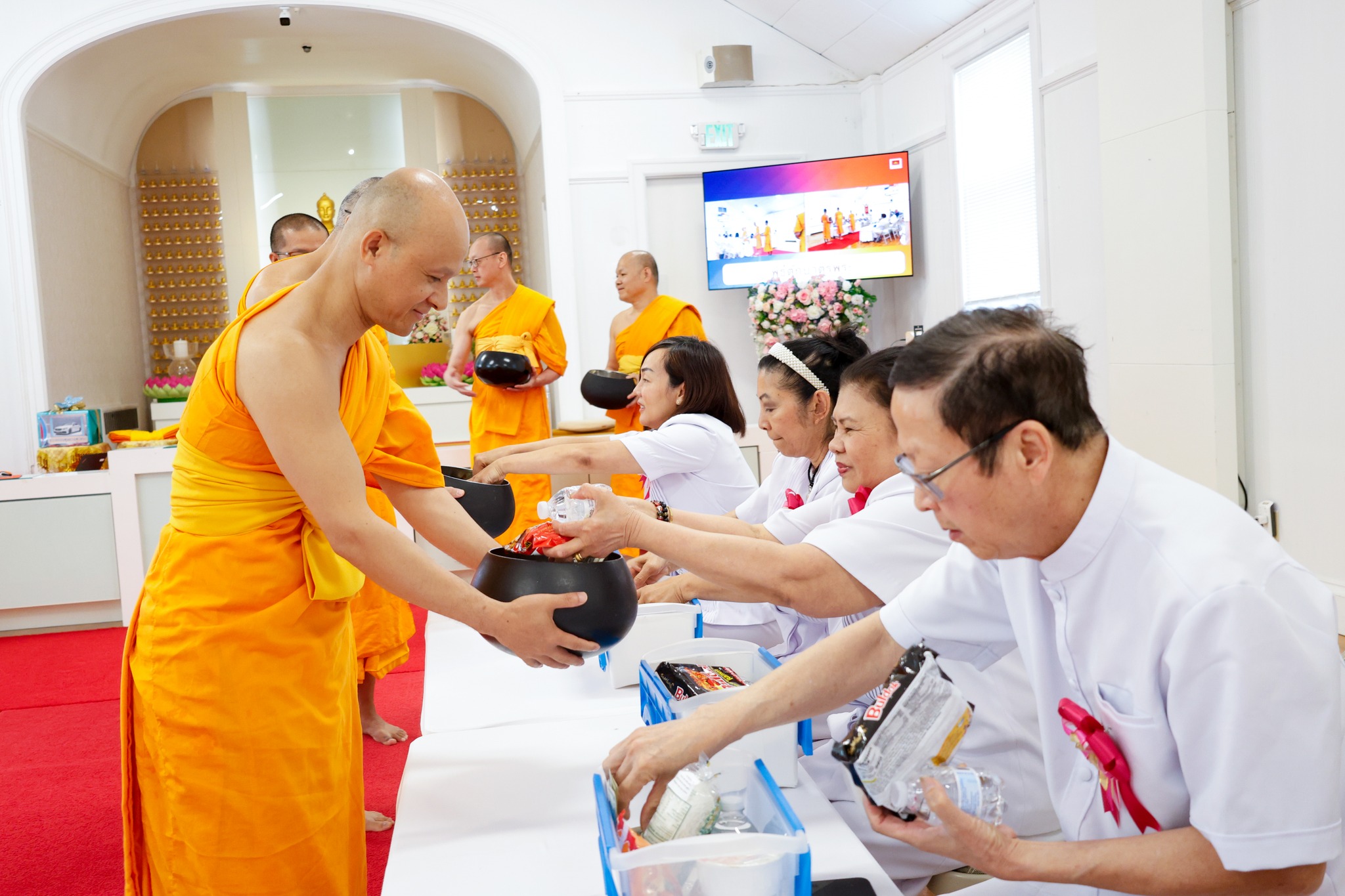 พิธีตักบาตรข้าวสารอาหารแห้งแด่คณะสงฆ์