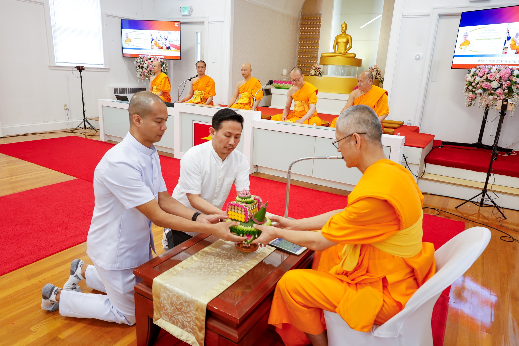 ผู้แทนสาธุชนได้น้อมถวายพานธูปเทียนแพแด่พระครูวินัยธรสิปปภาส พฺรหฺมสโร