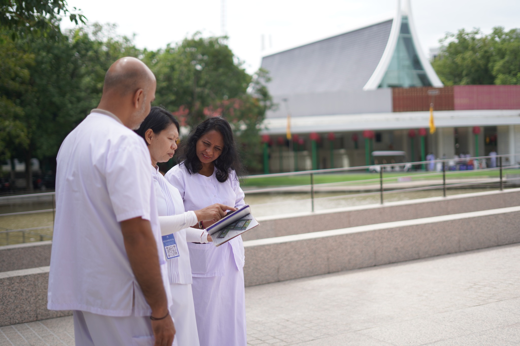 ชาวศรีลังกา เดินทางมาเยี่ยมชมวัดพระธรรมกาย