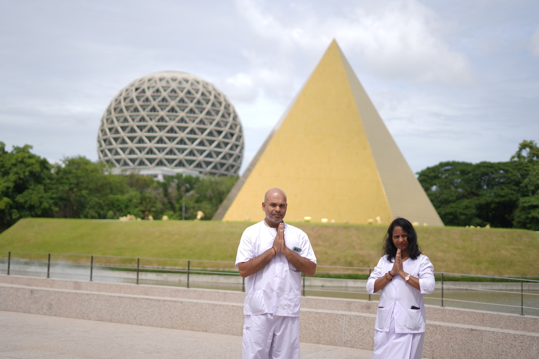 ชาวศรีลังกา เดินทางมาเยี่ยมชมวัดพระธรรมกาย