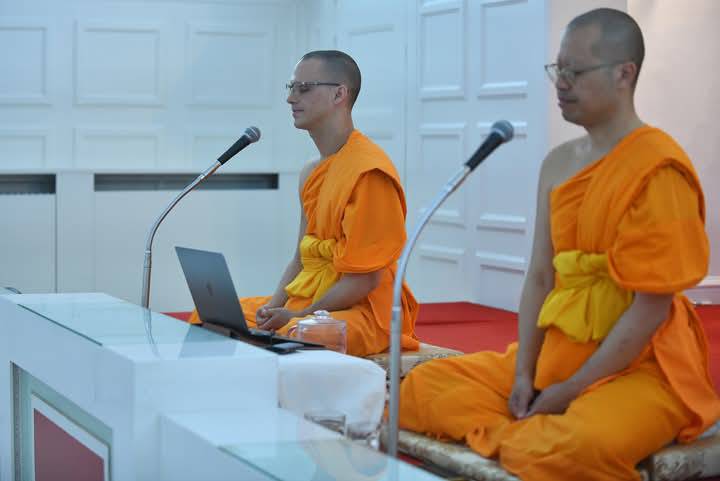 พระอาจารย์ได้จัดสอนการปฏิบัติธรรมและบรรยายธรรมให้กับชาวเดนมาร์ก