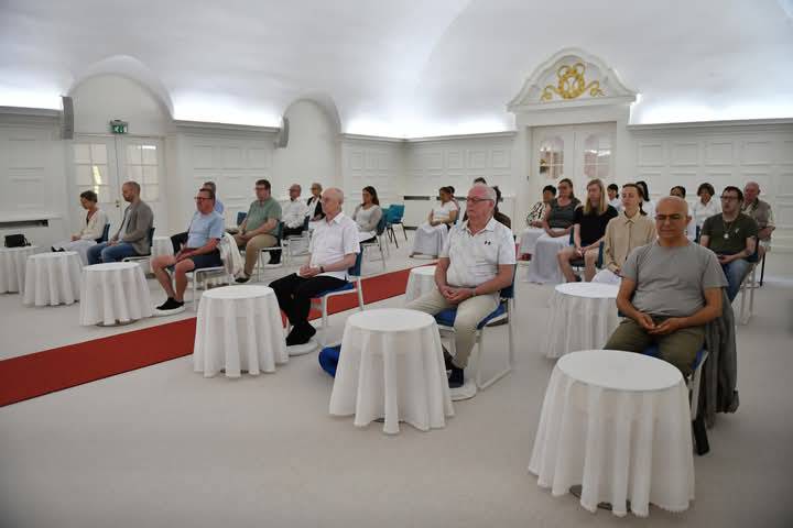 ปฏิบัติธรรม ทำใจหยุดนิ่งที่ศูนย์กลางกายร่วมกัน