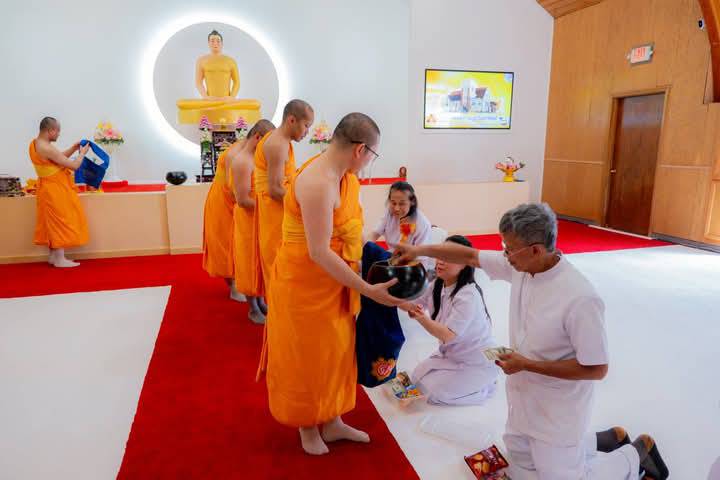 พิธีตักบาตรแด่คณะสงฆ์ ซึ่งพิธีตักบาตรในครั้งนี้เป็นการแสดงออกถึงความสามัคคีของพุทธบริษัท 4 