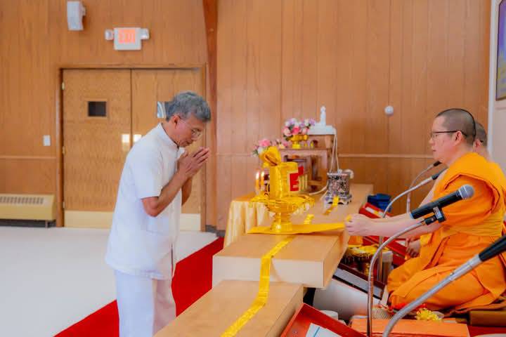 น้อมถวายจตุปัจจัยไทยธรรมแด่ท่านประธานสงฆ์