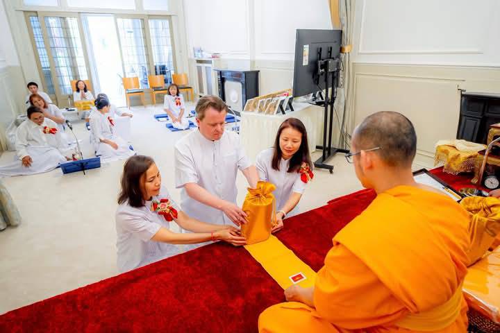 ถวายไทยธรรมแด่คณะสงฆ์