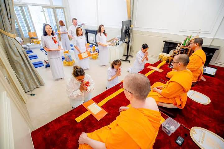 สาธุชนได้ทอดผ้าบังสุกุลแด่คณะสงฆ์