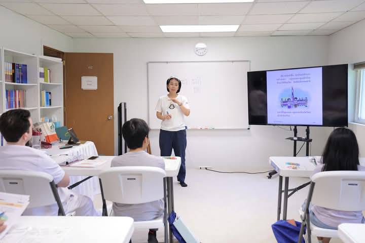 กัลยาณมิตร ทัน เลถิ ทำหน้าที่เป็นคุณครูอาสาสอนภาษาไทยให้กับชาวท้องถิ่น