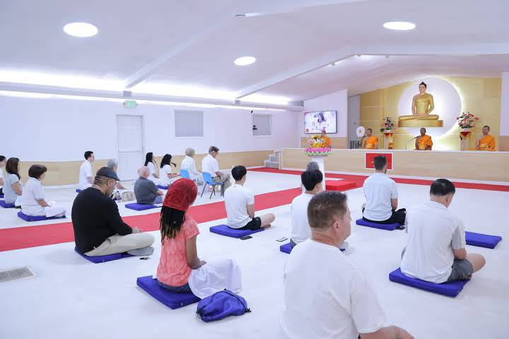 ปฏิบัติธรรมตามเสียงนำนั่งของหลวงพ่อธัมมชโย