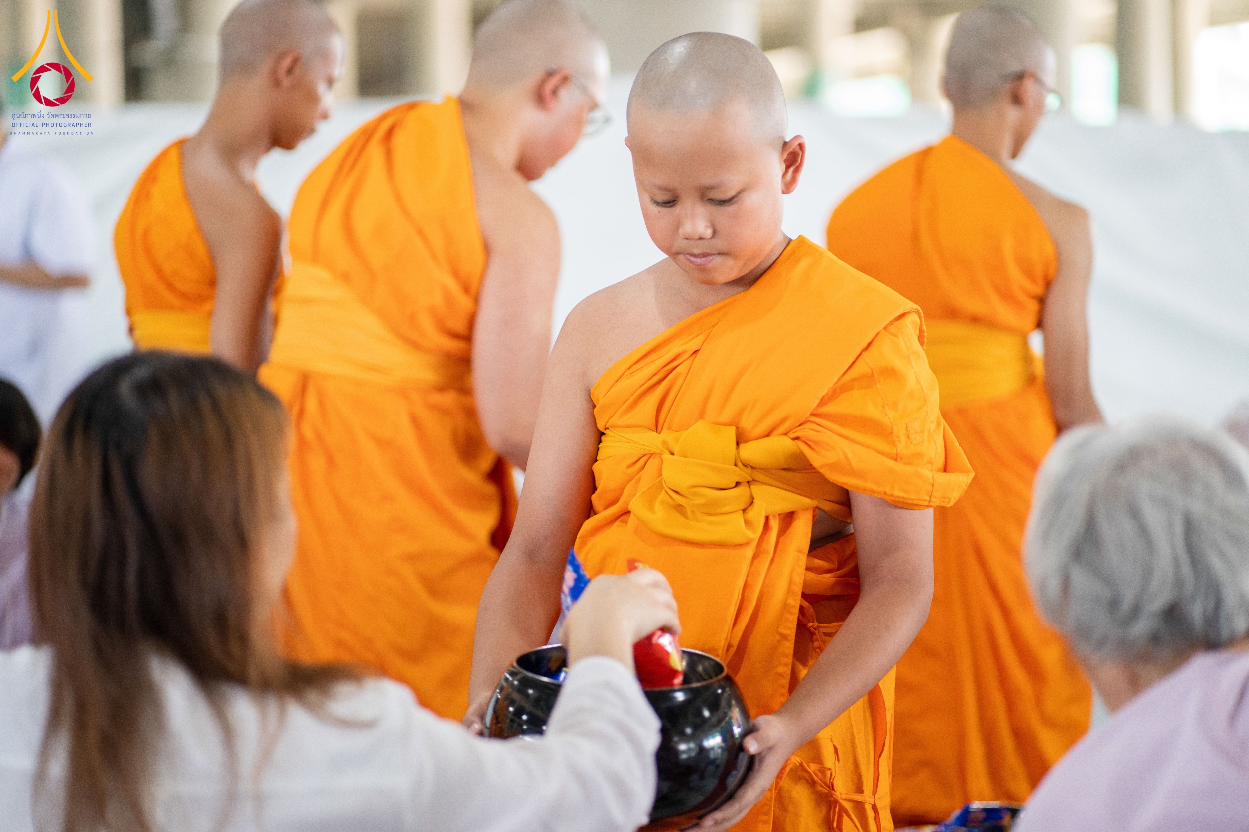 ตักบาตรสามเณรใหม่