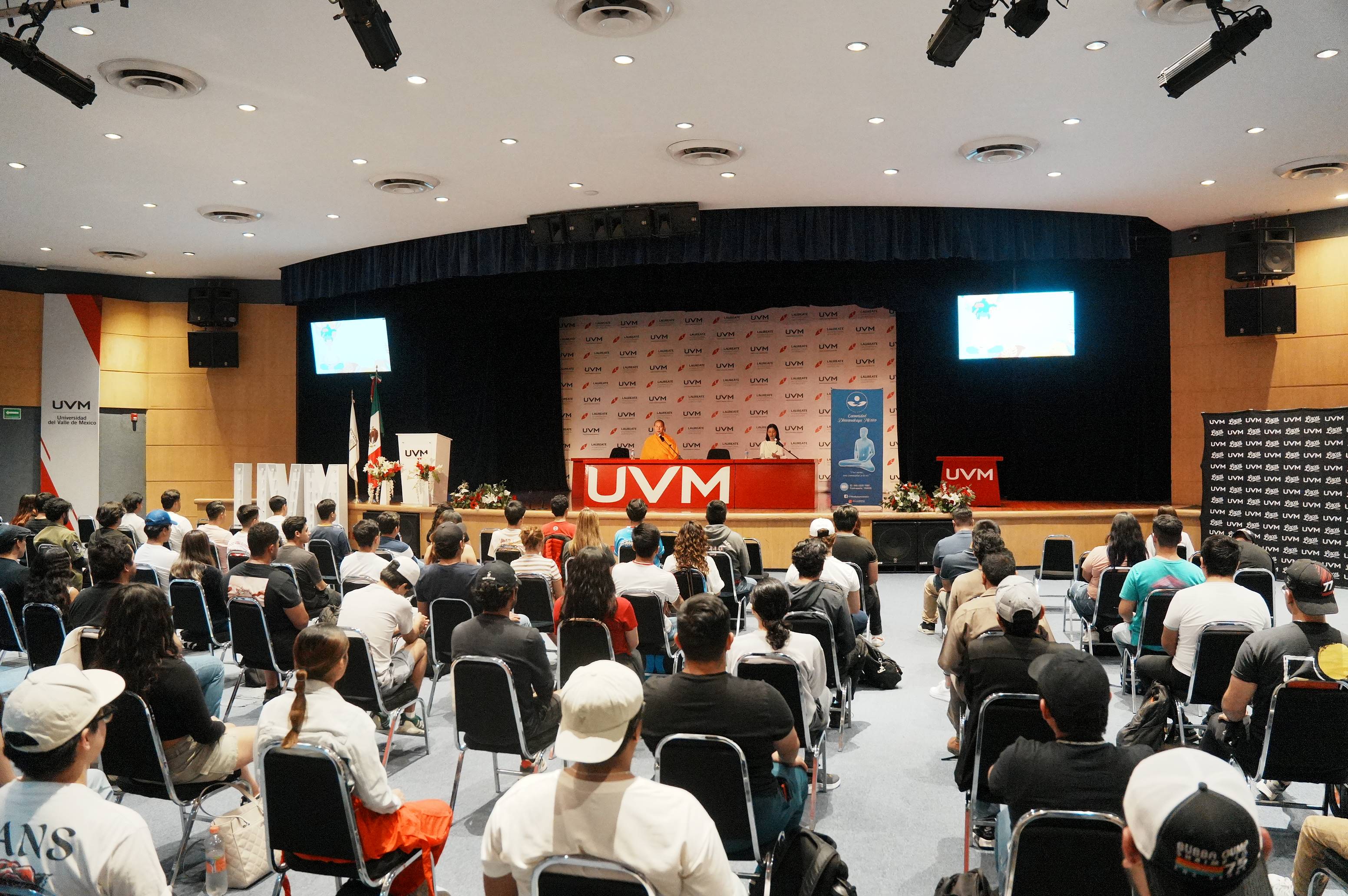 วัดพระธรรมกายเม็กซิโก จัดคลาสปฏิบัติธรรม ณ มหาวิทยาลัยยูนิเวอร์ซิดาด เด วาเย่ เด