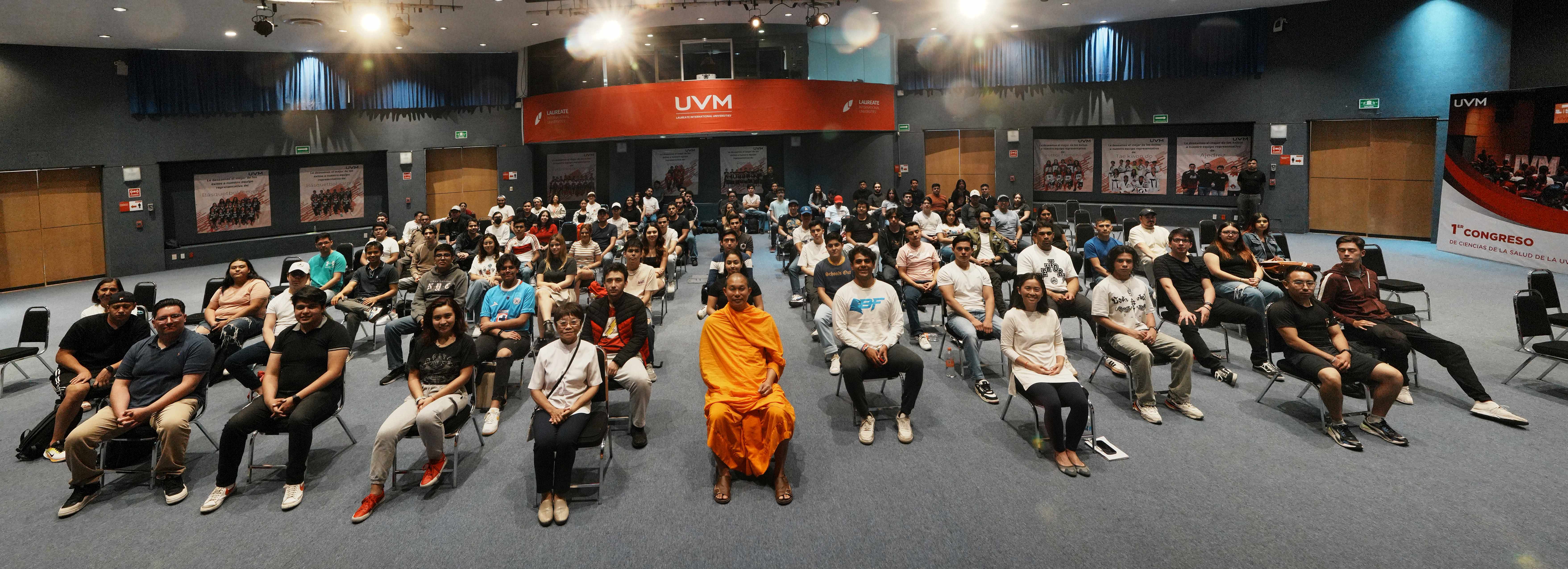 วัดพระธรรมกายเม็กซิโก จัดคลาสปฏิบัติธรรม ณ มหาวิทยาลัยยูนิเวอร์ซิดาด เด วาเย่ เด