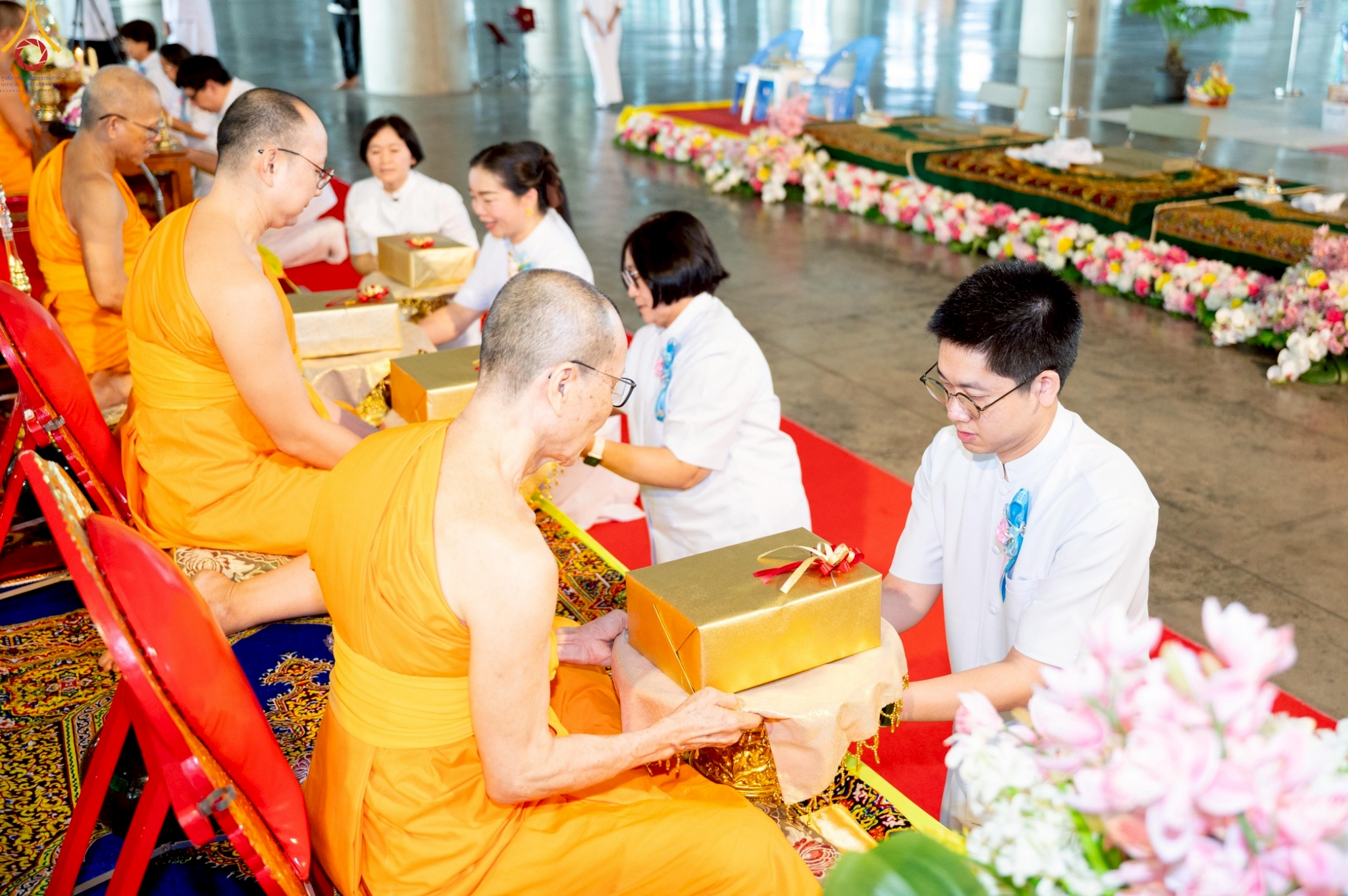 คณะเจ้าภาพได้น้อมนำไทยธรรมถวายแด่คณะสงฆ์ด้วยความปีติใจ