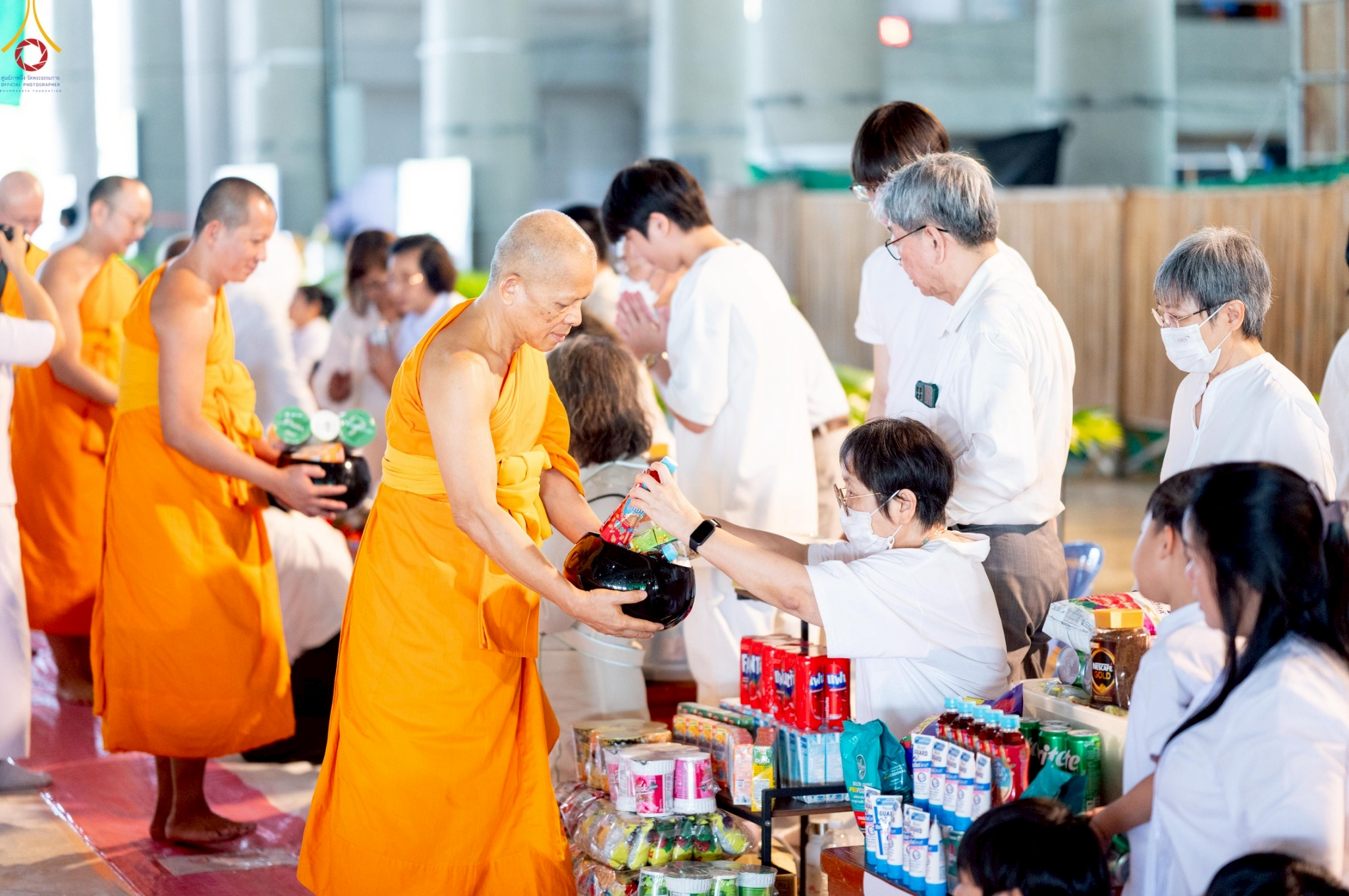 พิธีตักบาตรฉลองพระใหม่ ในโครงการอุปสมบทหมู่รุ่นผู้บริหาร ครั้งที่ 15