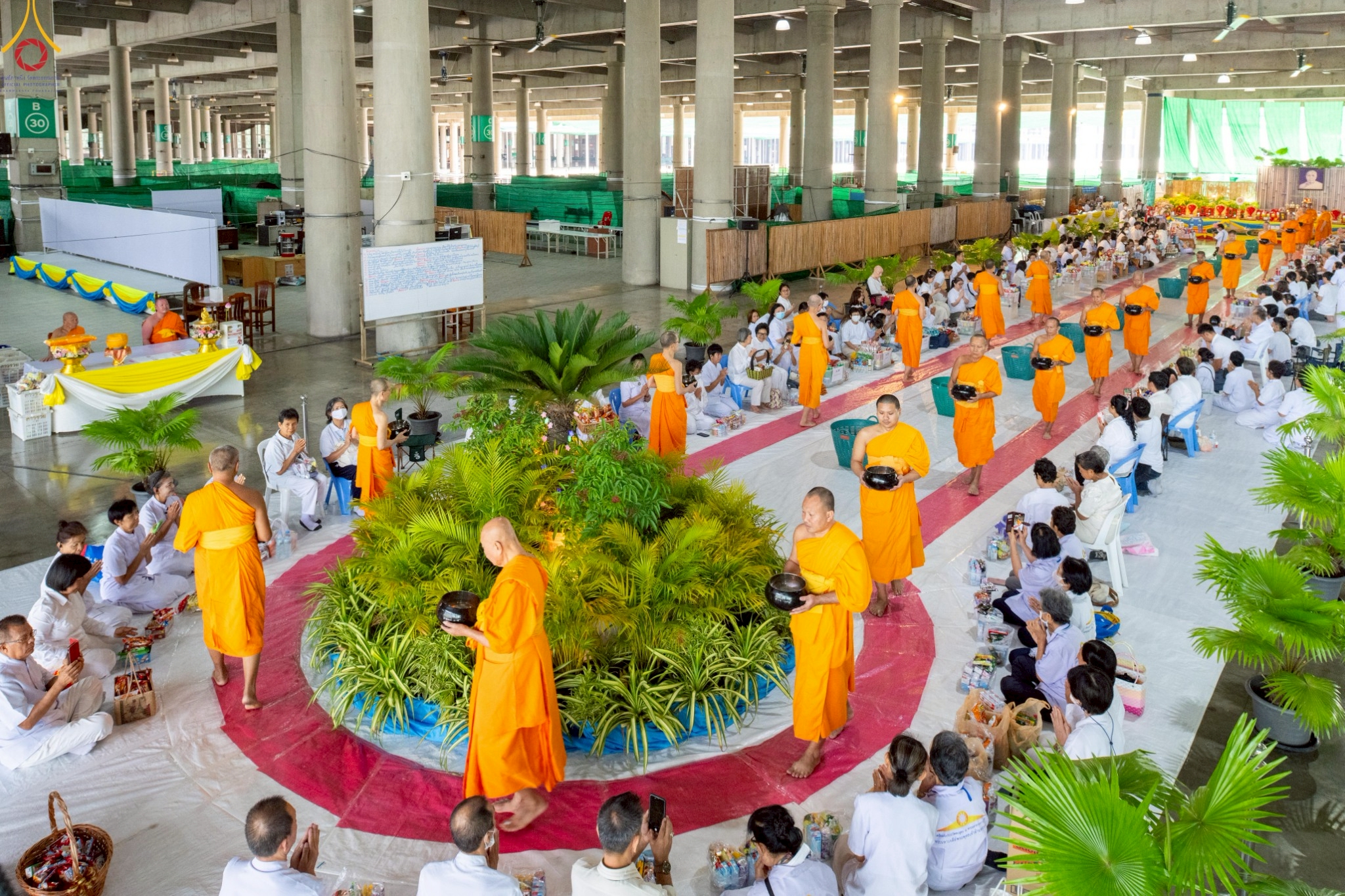 พิธีตักบาตรฉลองพระใหม่ ในโครงการอุปสมบทหมู่รุ่นผู้บริหาร ครั้งที่ 15