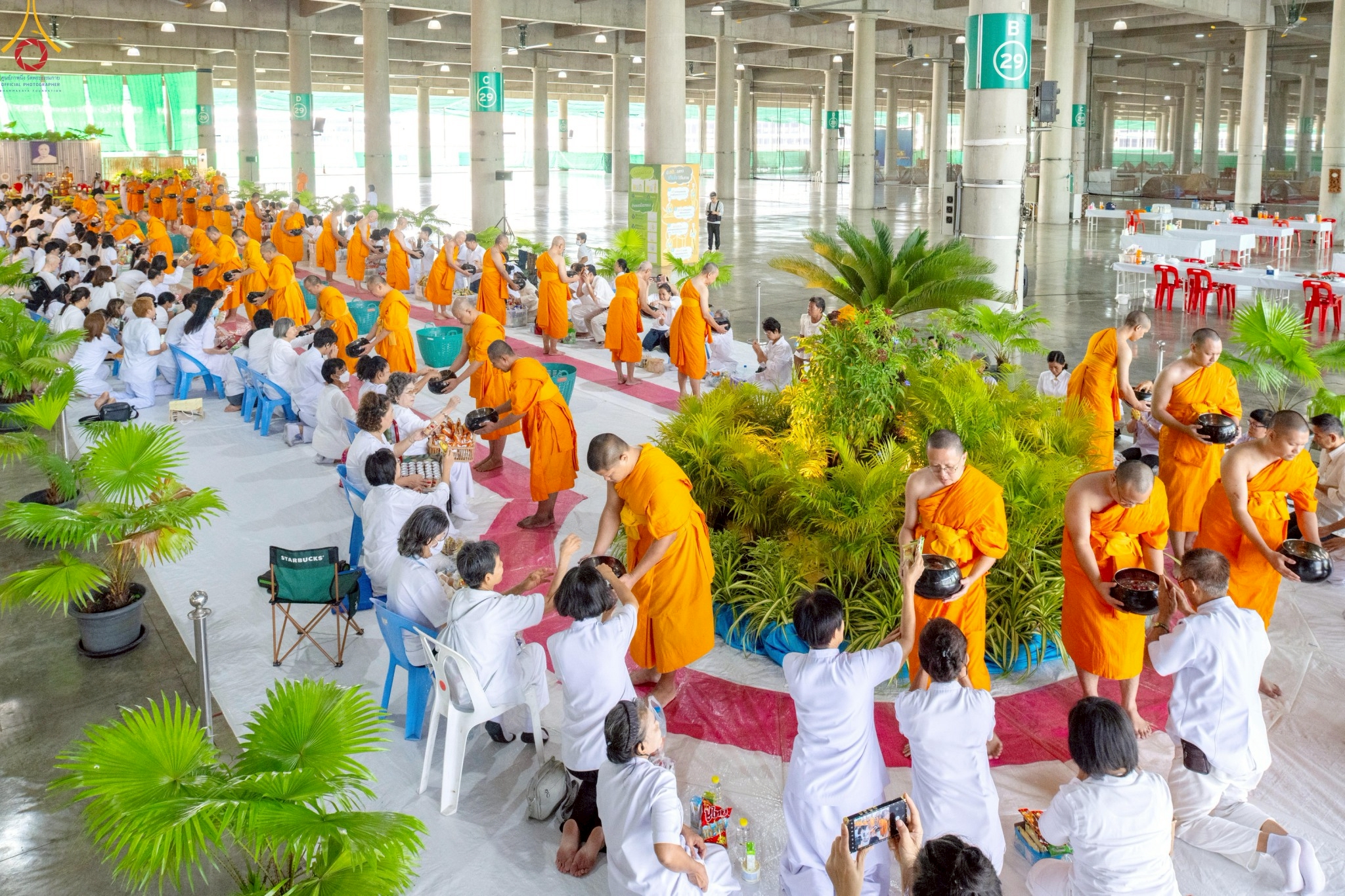 พิธีตักบาตรฉลองพระใหม่ ในโครงการอุปสมบทหมู่รุ่นผู้บริหาร ครั้งที่ 15