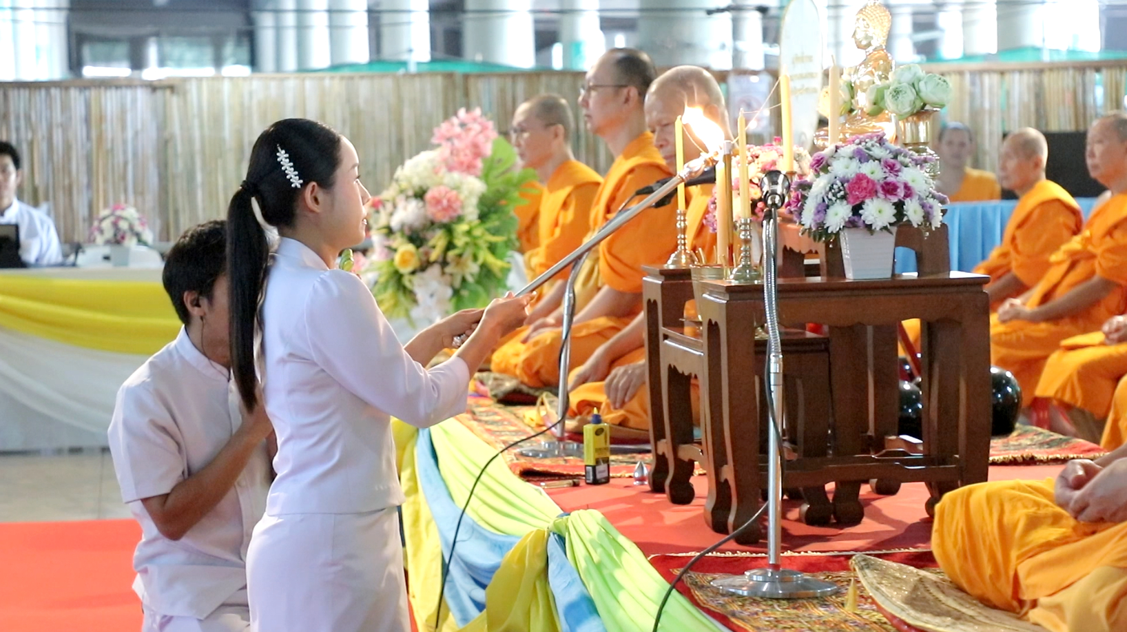 นางสาวอภิสรา เกษอินทร์ นายอำเภอคลองหลวง เป็นประธานฝ่ายฆราวาส จุดเทียนธูปบูชาพระรัตนตรัย