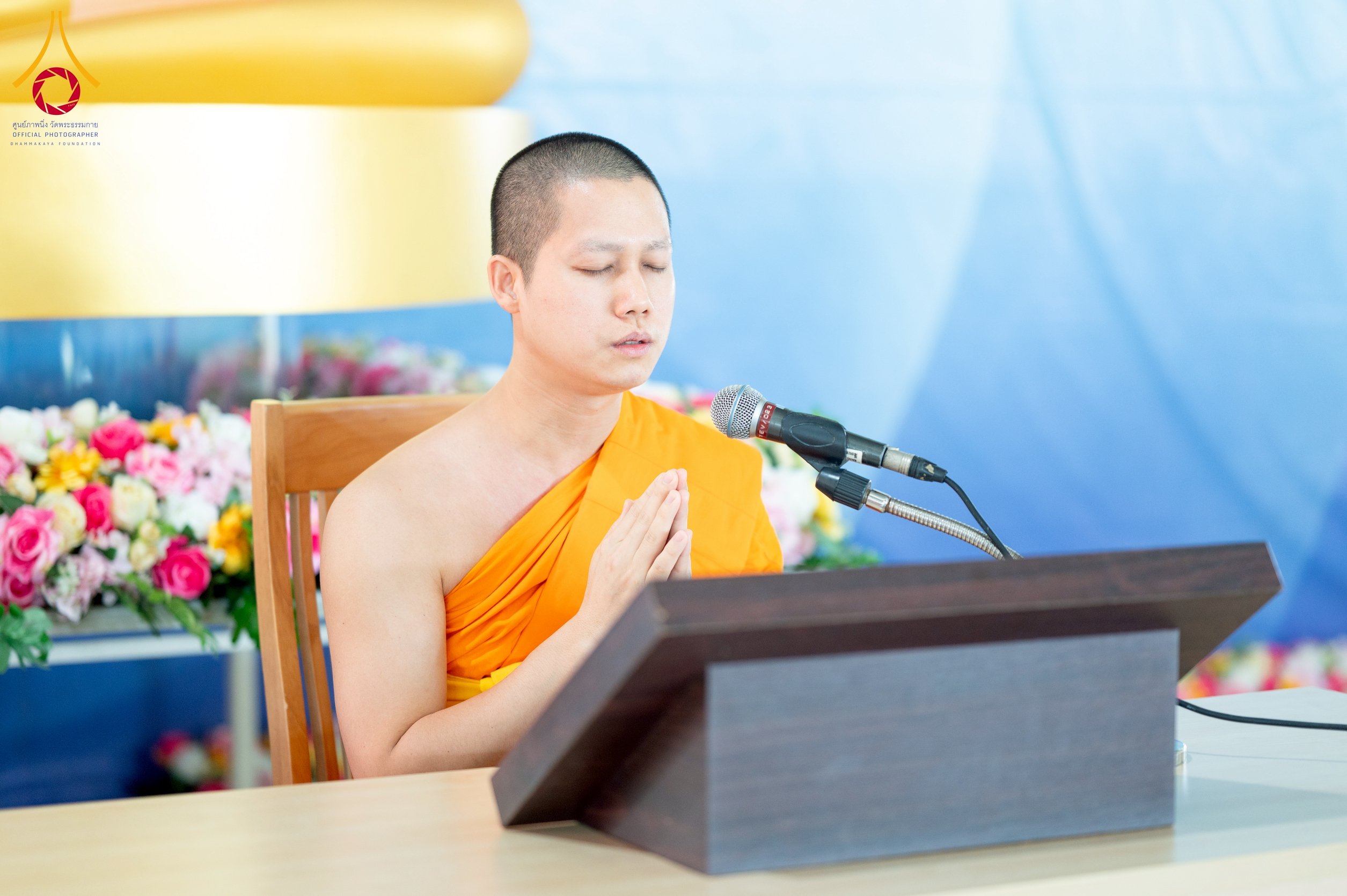 พระมหาชวลิต โฆสชโว ท่านประธานสงฆ์ได้นำผู้มีบุญทุกท่านบูชาพระรัตนตรัย
