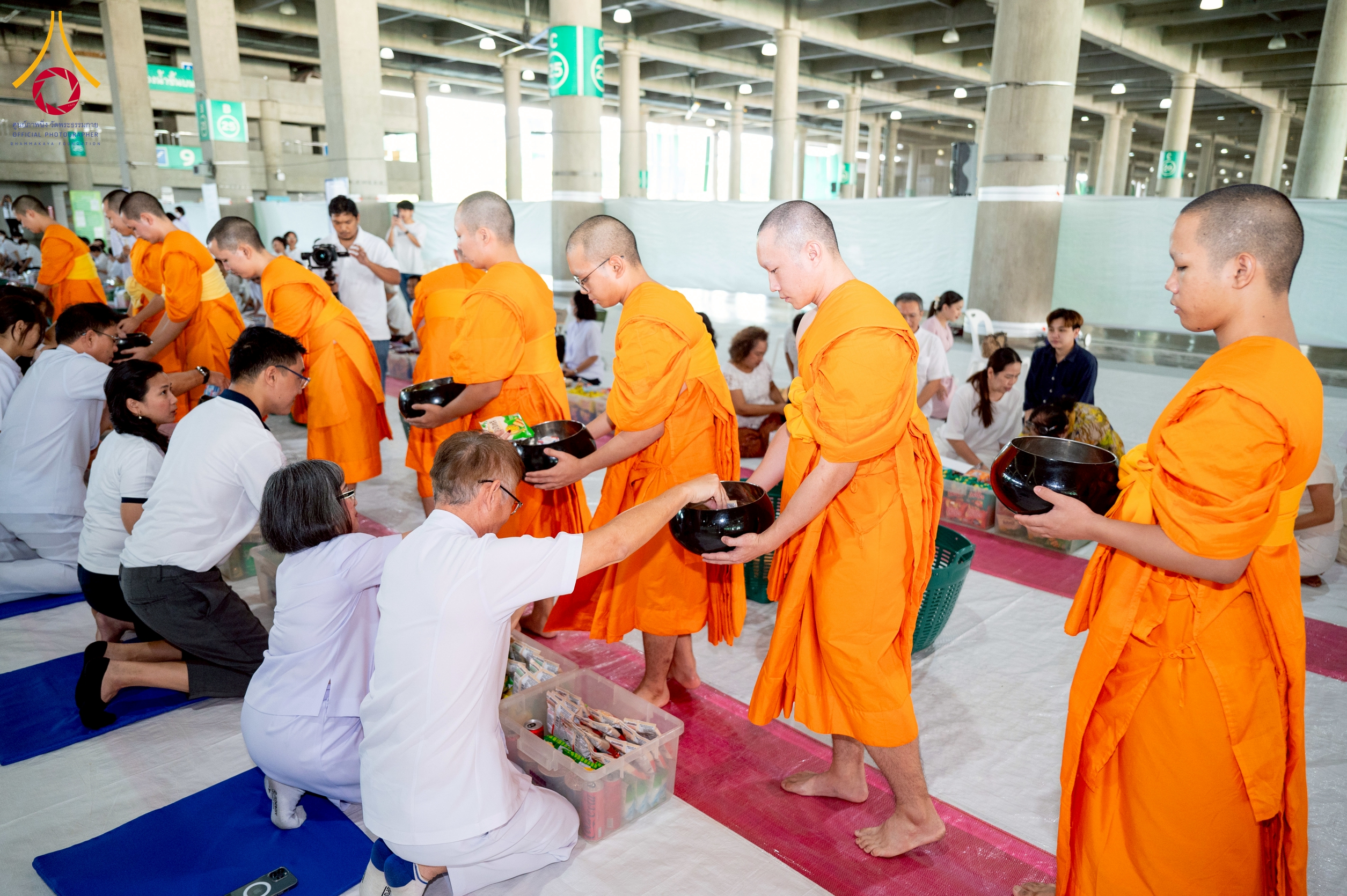 พิธีตักบาตรพระใหม่โครงการอุปสมบทหมู่ระดับอุดมศึกษา รุ่นที่ 52 ภาคฤดูฝน