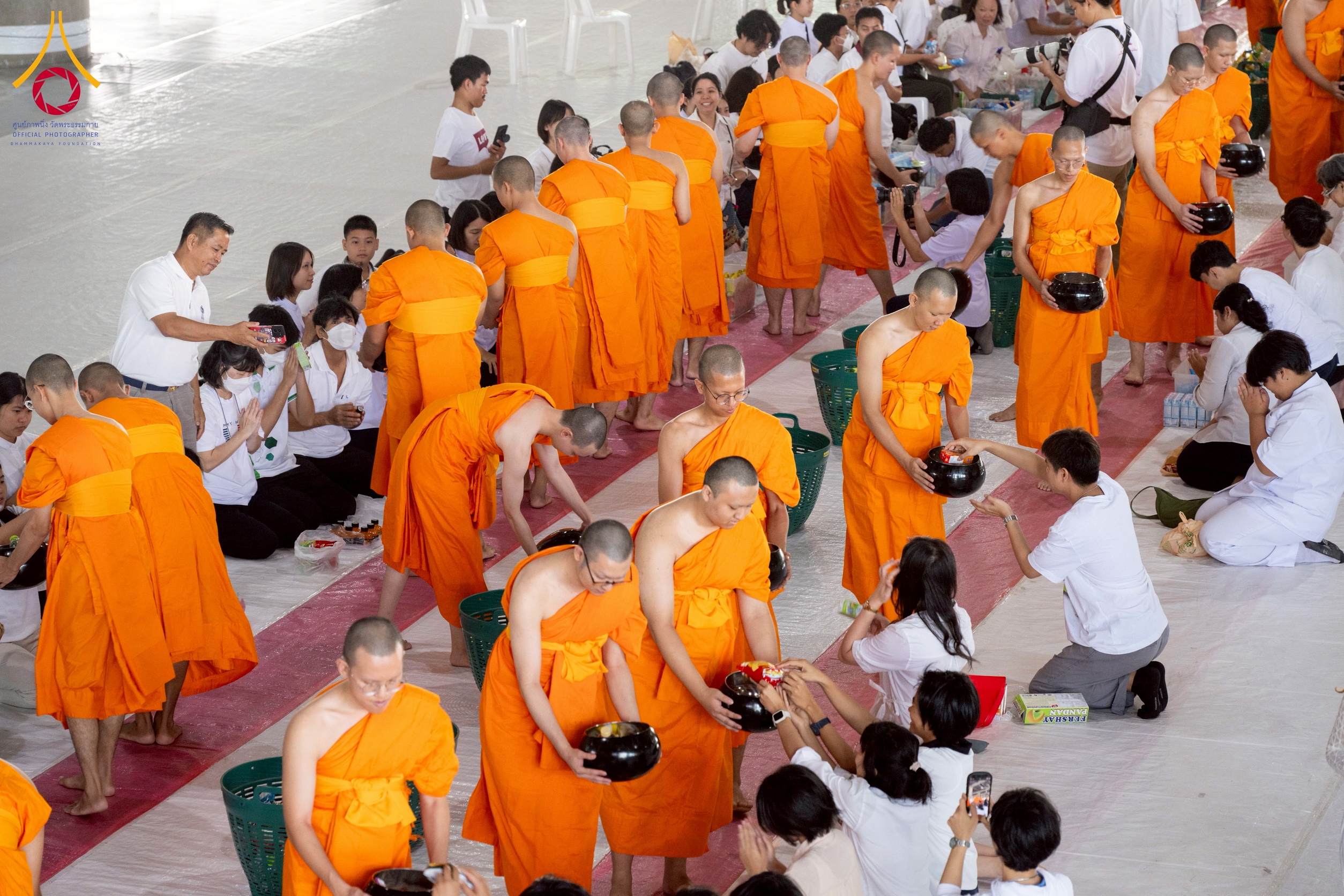 พิธีตักบาตรพระใหม่โครงการอุปสมบทหมู่ระดับอุดมศึกษา รุ่นที่ 52 ภาคฤดูฝน