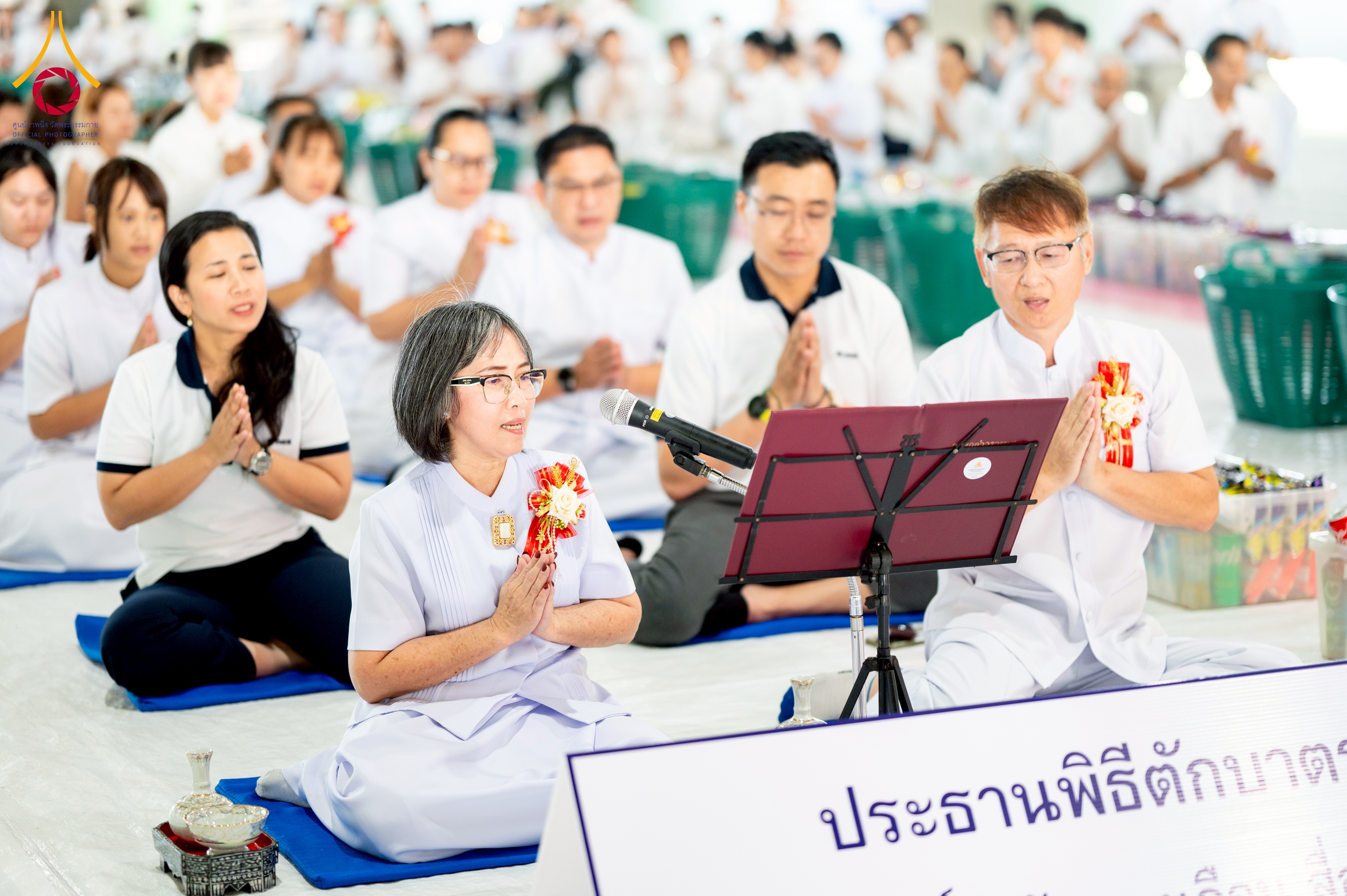 กัลยาณมิตรดวงเดือน และกัลยาณมิตรสิทธิศักดิ์ สื่อจินดาภรณ์ ประธานพิธีตักบาตร