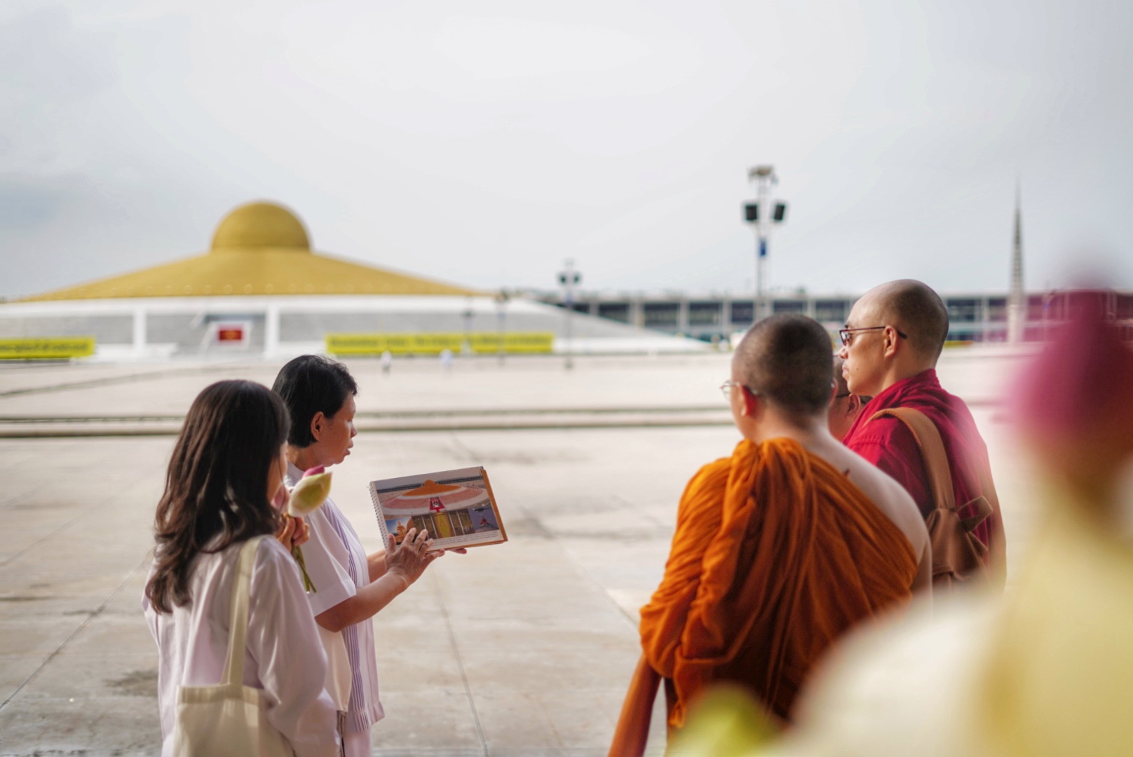 คณะสงฆ์และอุบาสิกา นักศึกษา มจร. มาเยี่ยมชมวัดพระธรรมกาย
