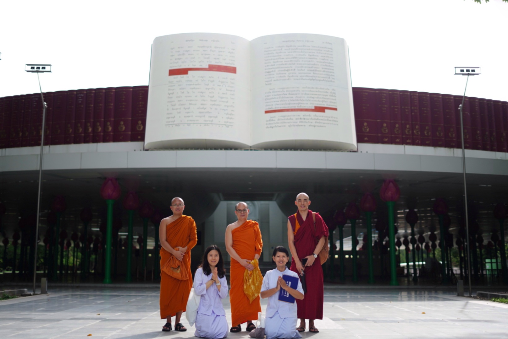 คณะสงฆ์และอุบาสิกา นักศึกษา มจร. มาเยี่ยมชมวัดพระธรรมกาย