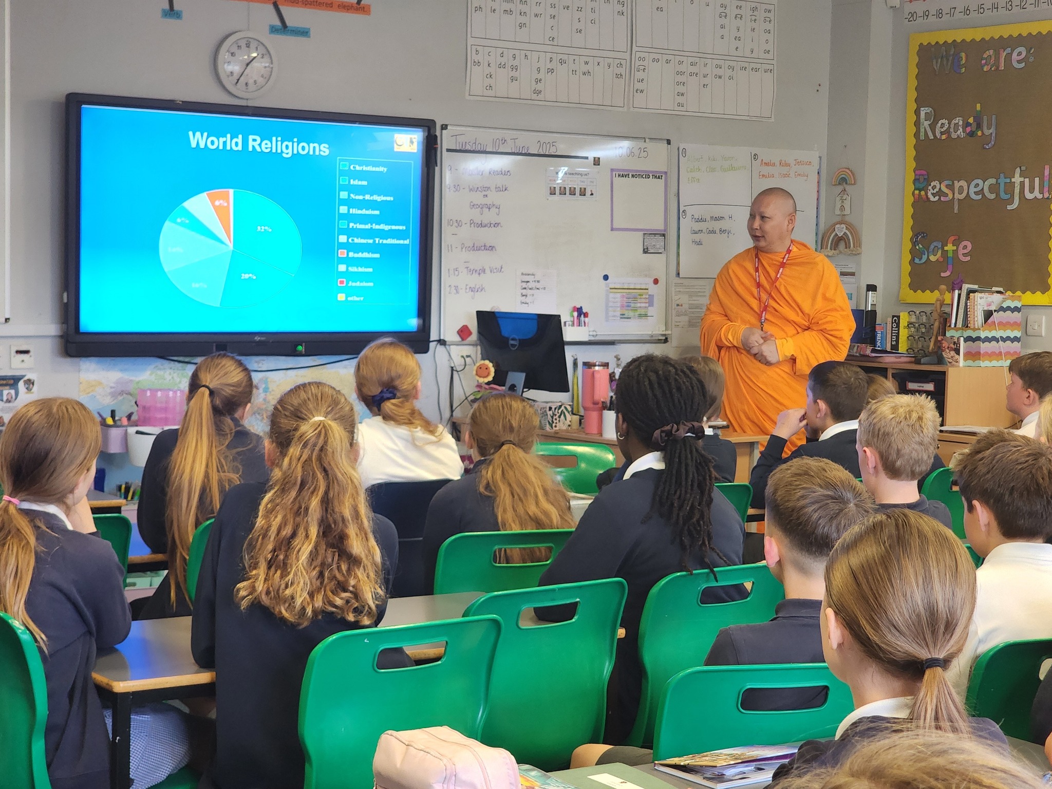 พระอาจารย์วัดพระธรรมกายลอนดอนสอนพระพุทธศาสนา ณ Bisley C of E Primary School