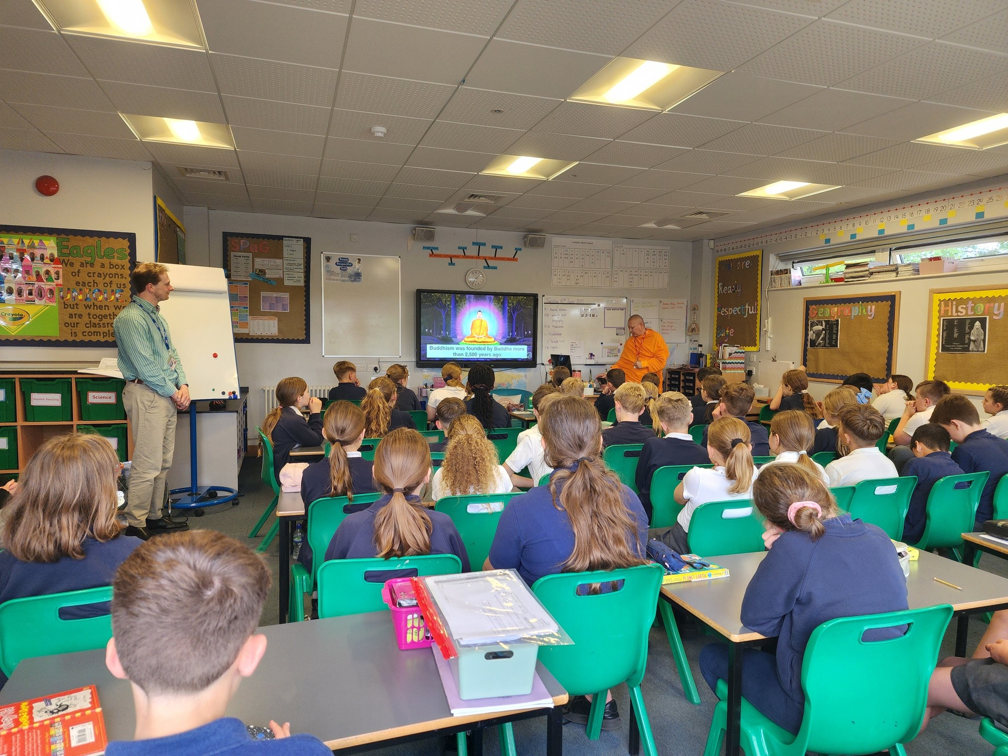 พระอาจารย์วัดพระธรรมกายลอนดอนสอนพระพุทธศาสนา ณ Bisley C of E Primary School