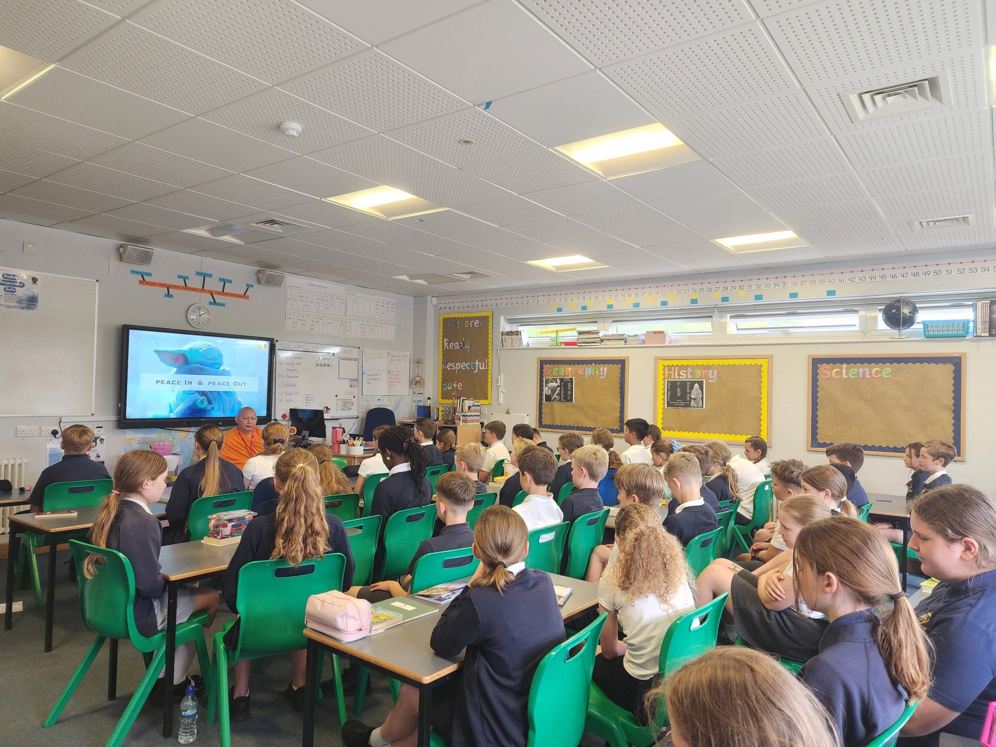 พระอาจารย์วัดพระธรรมกายลอนดอนสอนพระพุทธศาสนา ณ Bisley C of E Primary School