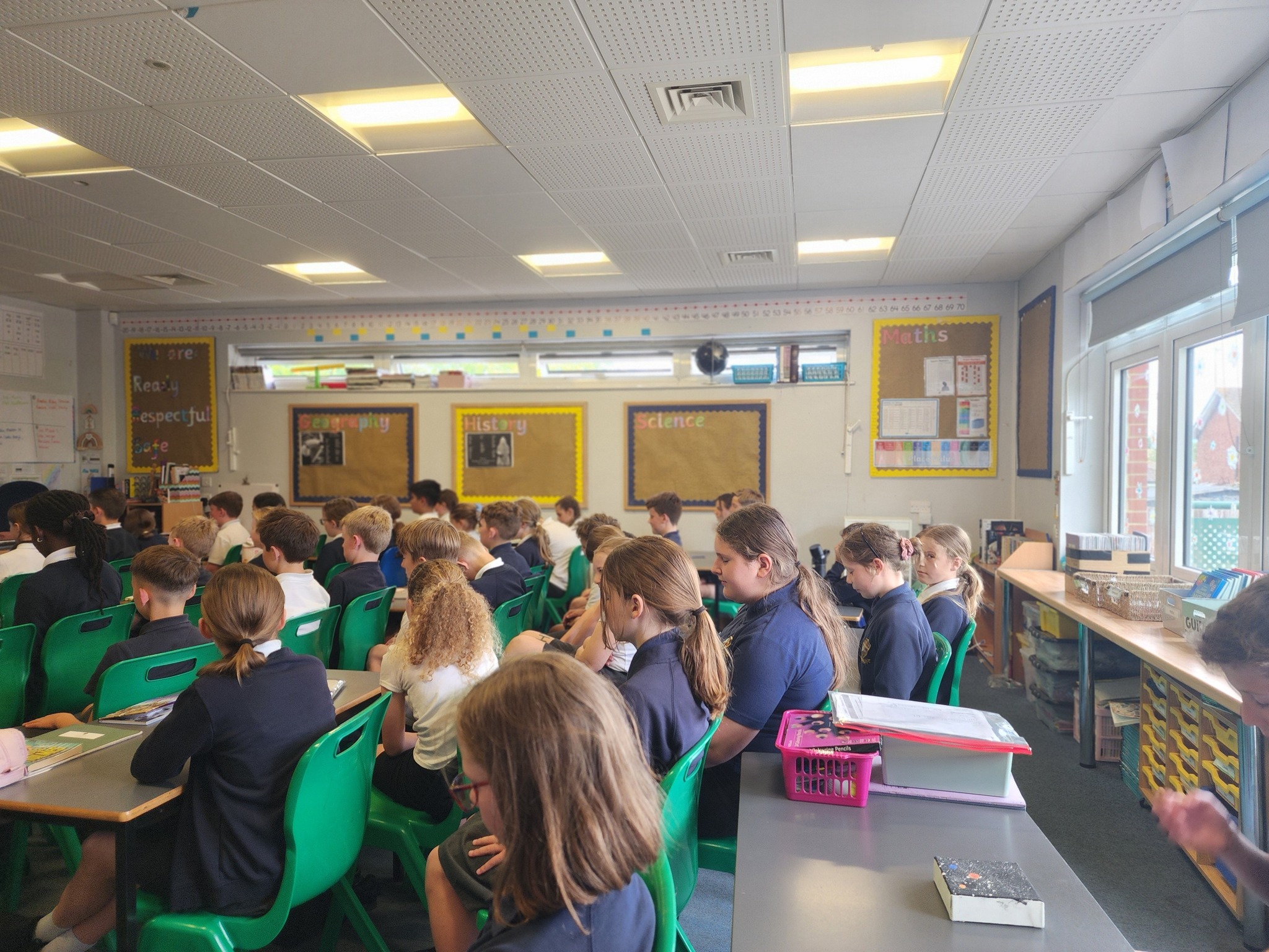 พระอาจารย์วัดพระธรรมกายลอนดอนสอนพระพุทธศาสนา ณ Bisley C of E Primary School