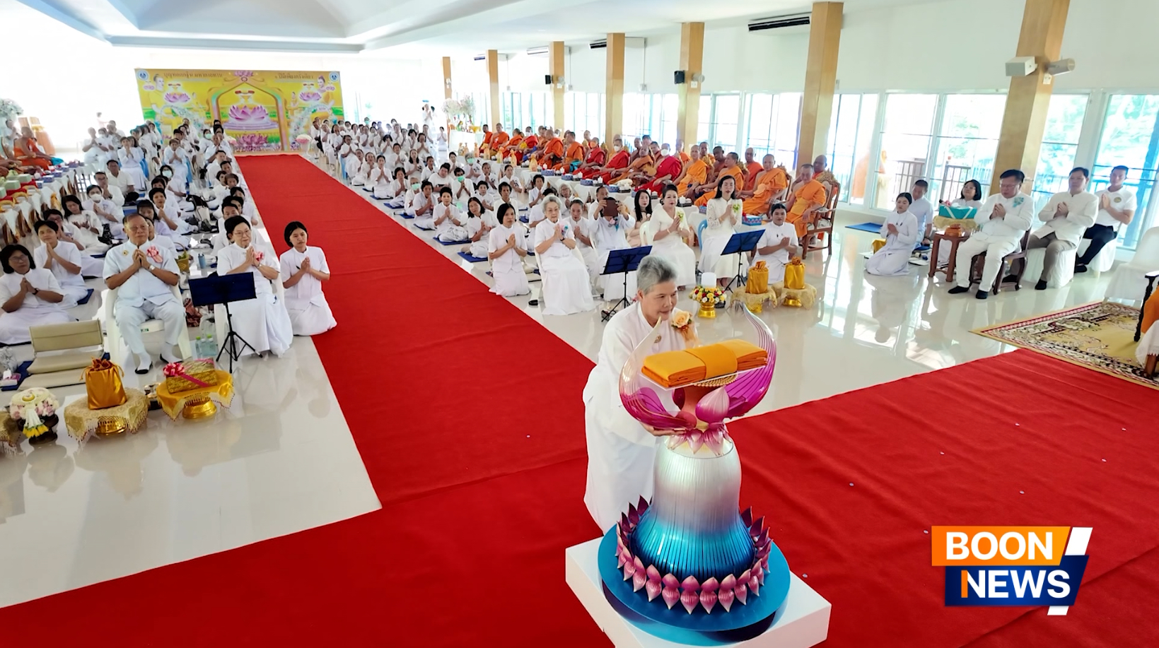 ท่านประธานผ้าป่าได้อัญเชิญผ้าป่าวางบนแท่นศูนย์กลางพิธี