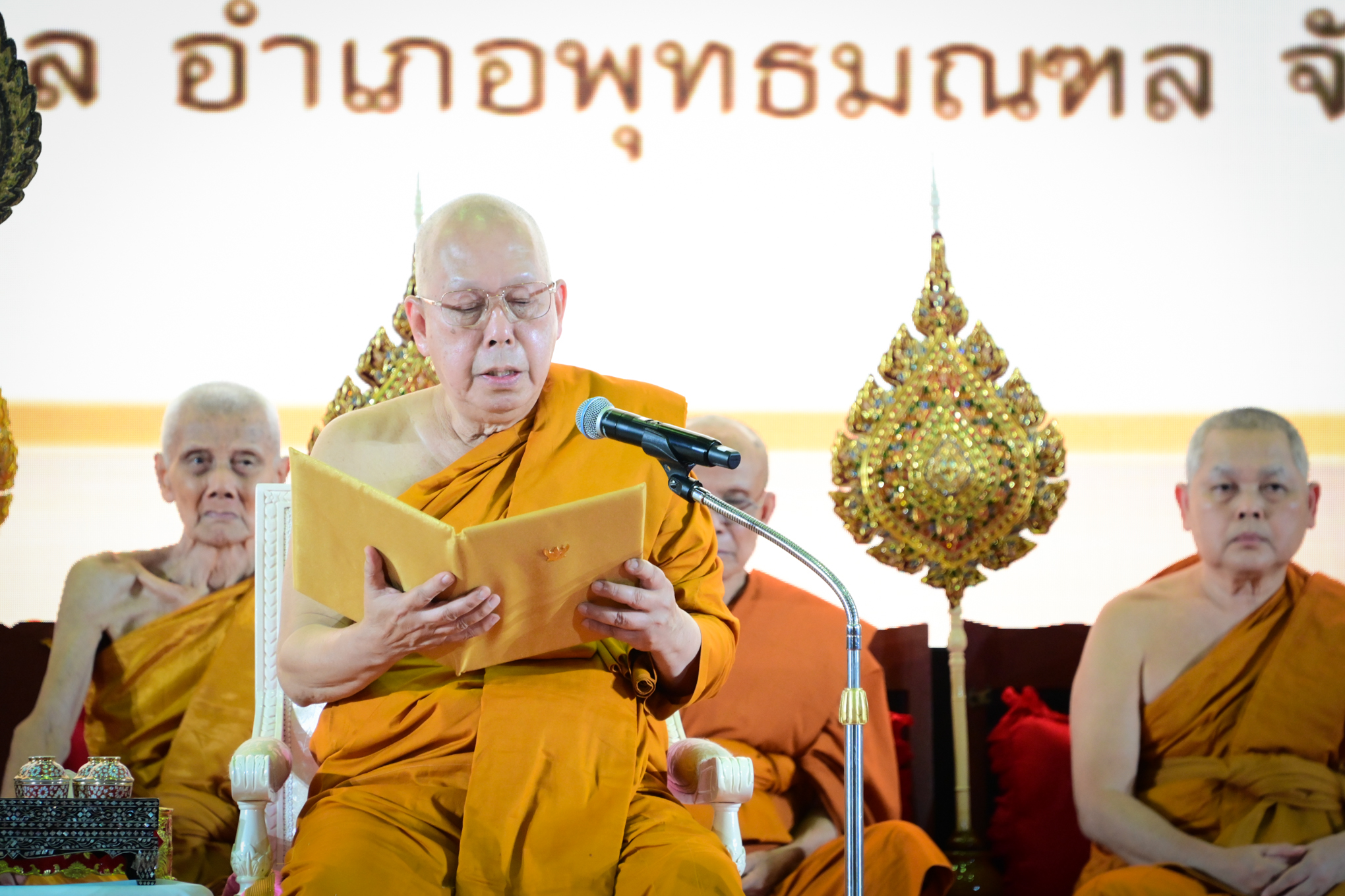 พิธีพระราชทานสัญญาบัตร พัดยศและผ้าไตร แก่คณะสงฆ์หนกลาง