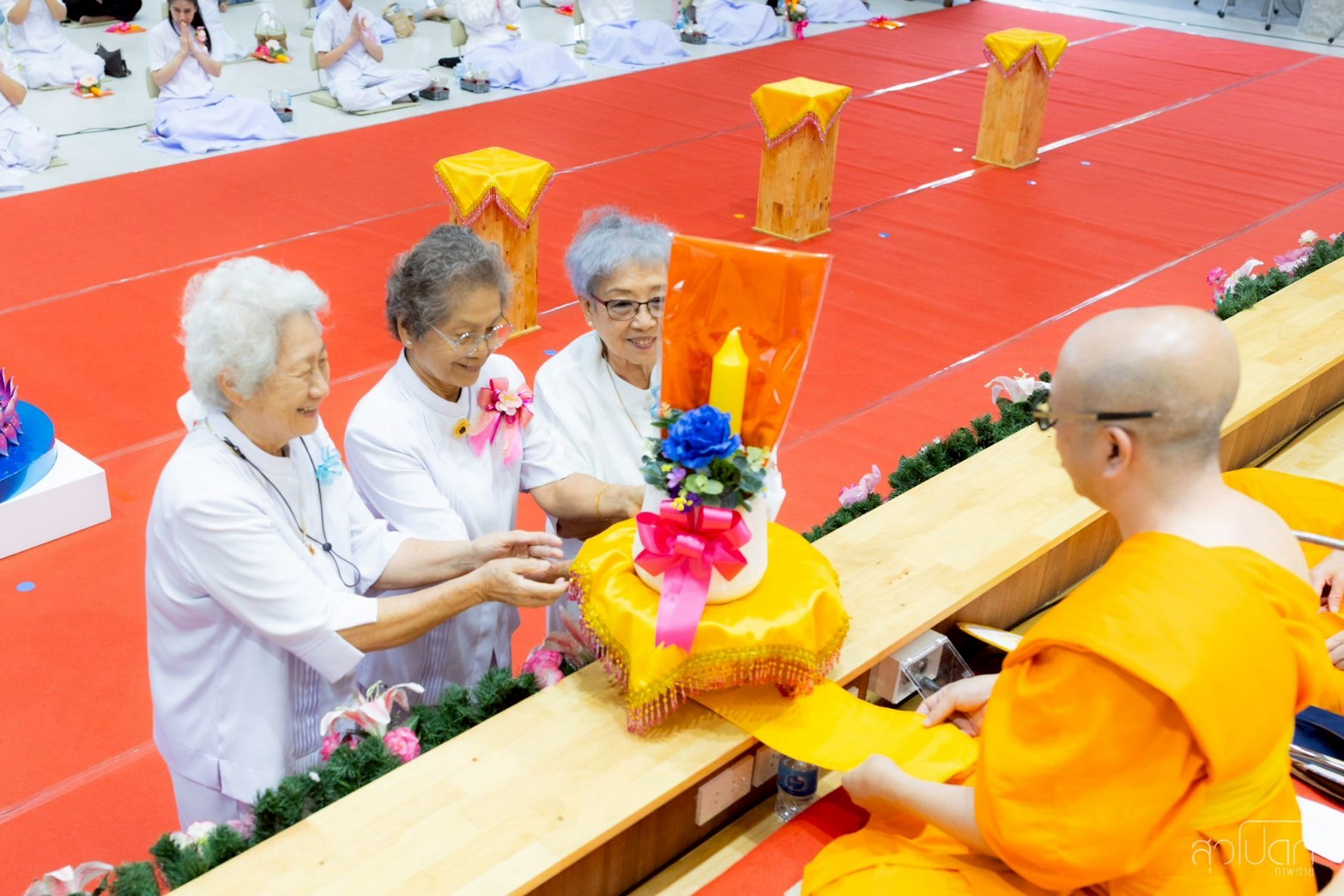 ถวายเทียนพรรษาแด่ท่านประธานสงฆ์และคณะสงฆ์