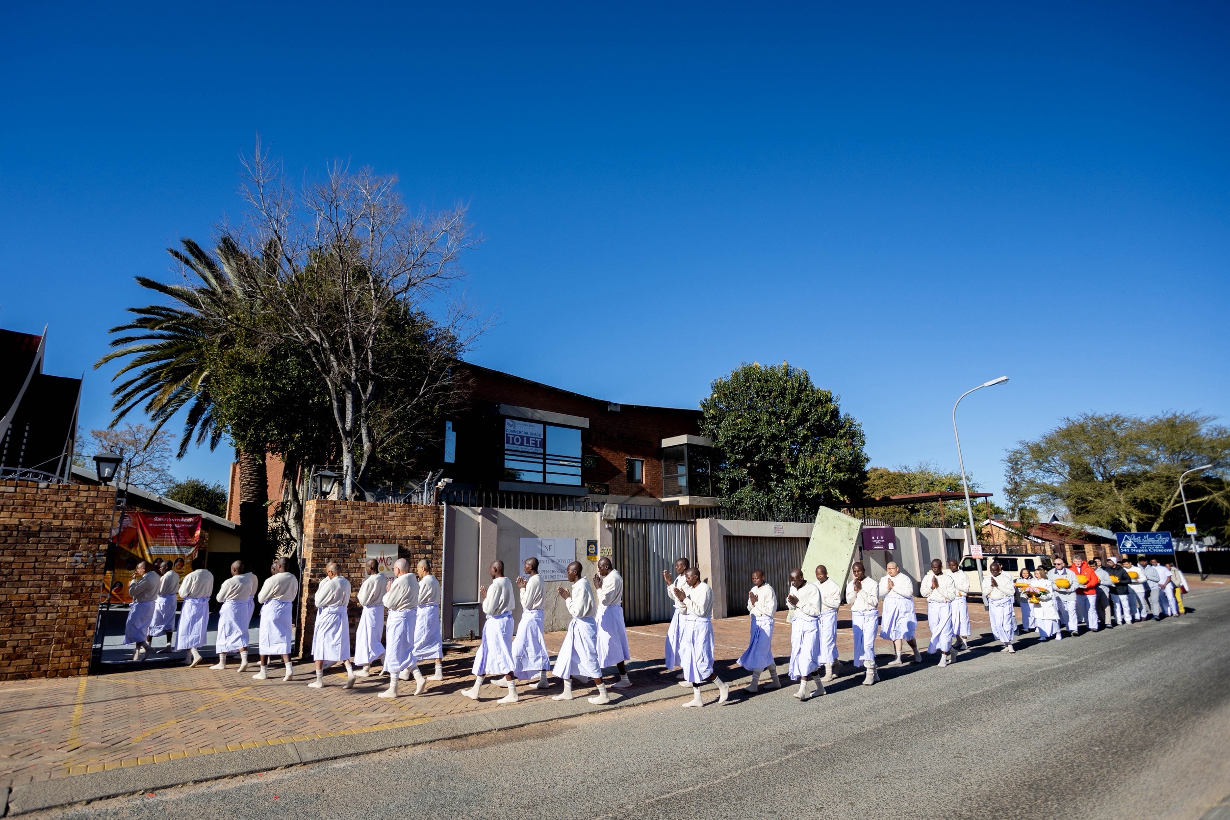 วัดพระธรรมกายโจฮันเนสเบิร์ก จัดบวชนานาชาติ 8 ประเทศจาก 3 ทวีป