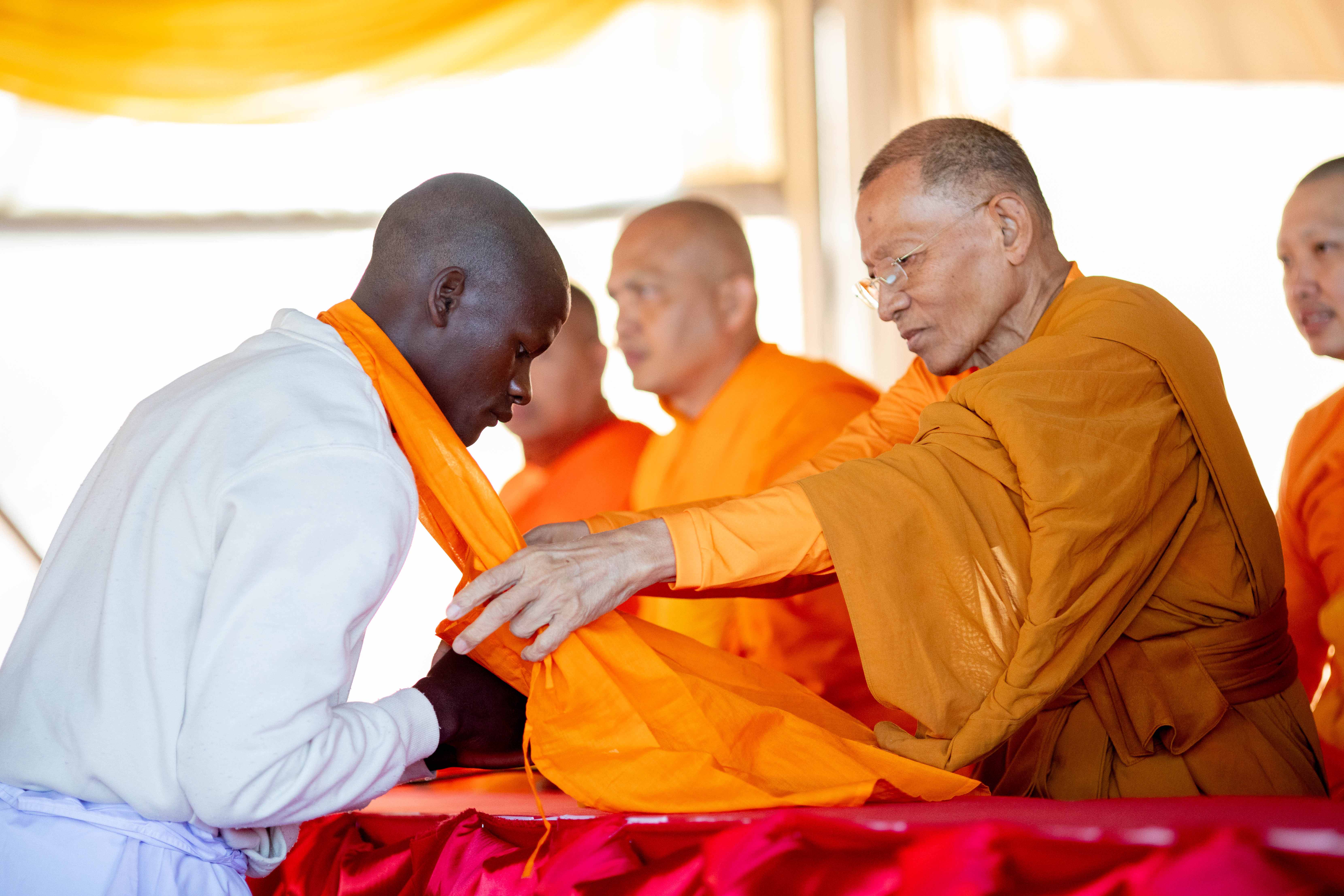 วัดพระธรรมกายโจฮันเนสเบิร์ก จัดบวชนานาชาติ 8 ประเทศจาก 3 ทวีป