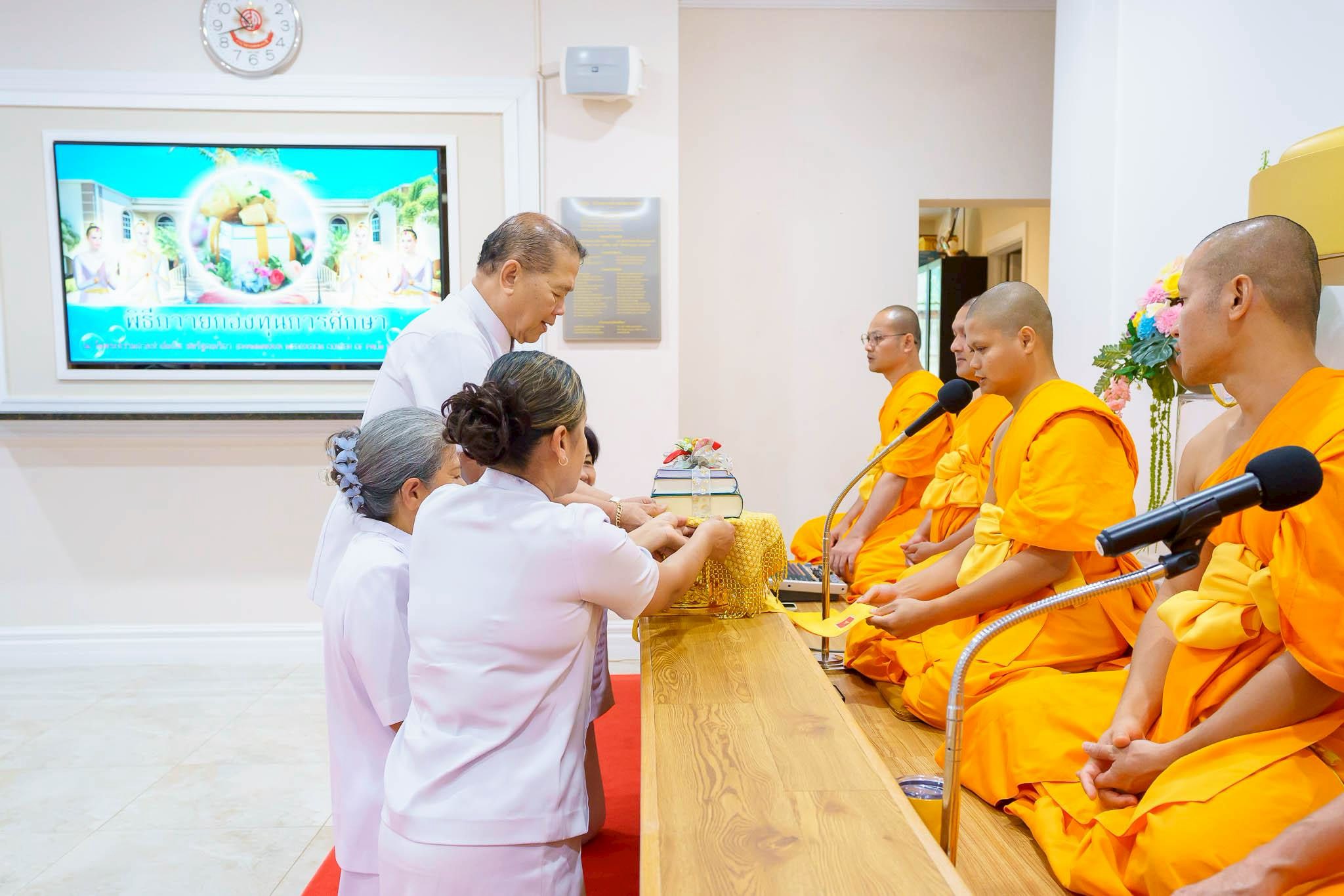 วัดพระธรรมกายปาล์มบีช จัดพิธีถวายกองบุญการศึกษา