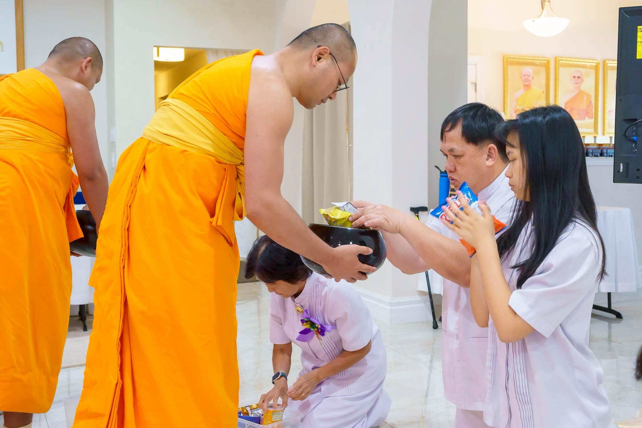วัดพระธรรมกายปาล์มบีช จัดพิธีถวายกองบุญการศึกษา