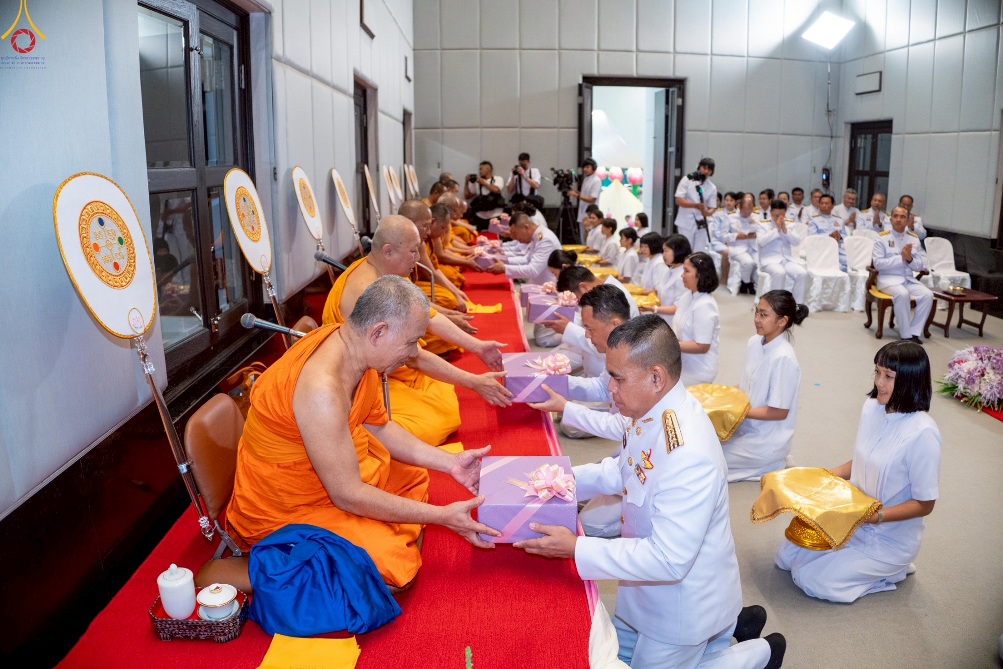 ประธานฝ่ายฆราวาสก็ได้น้อมถวายเครื่องไทยธรรมแด่ท่านประธานสงฆ์