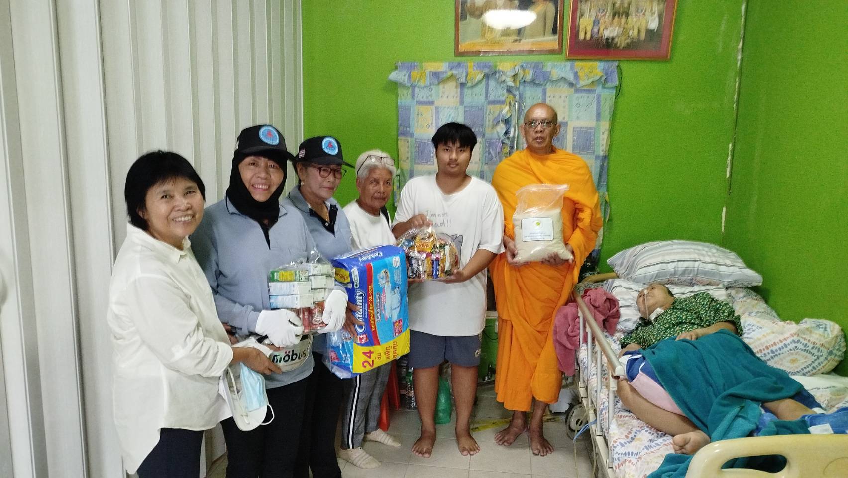 ผู้แทนวัดพระธรรมกาย ลงพื้นที่เยี่ยมบ้านผู้สูงอายุ และผู้ป่วยติดเตียง พื้นที่ตำบลคลองสาม