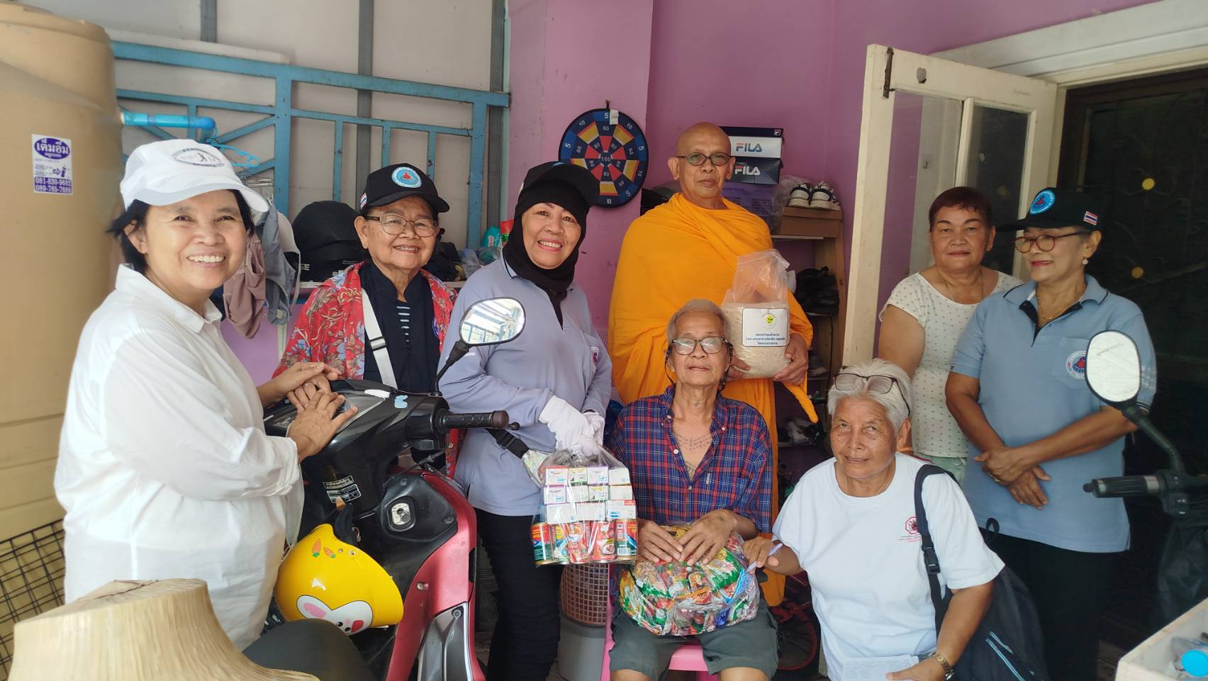 ผู้แทนวัดพระธรรมกาย ลงพื้นที่เยี่ยมบ้านผู้สูงอายุ และผู้ป่วยติดเตียง พื้นที่ตำบลคลองสาม