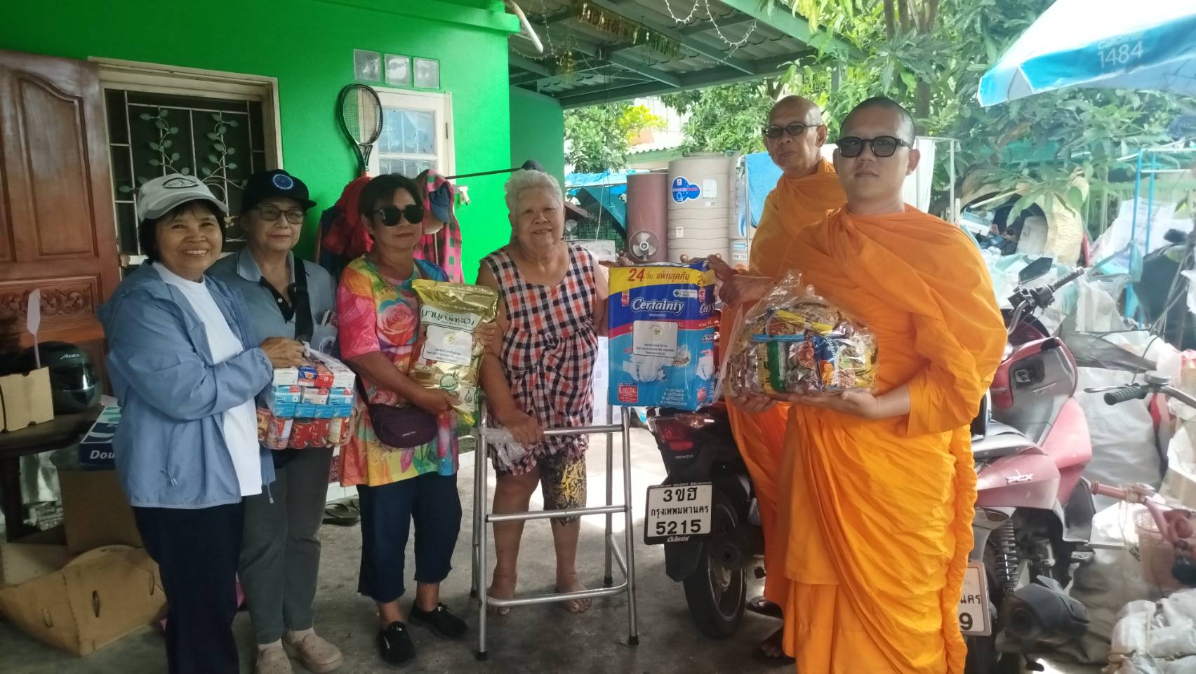 ผู้แทนวัดพระธรรมกาย ลงพื้นที่เยี่ยมบ้านผู้สูงอายุ และผู้ป่วยติดเตียง พื้นที่ตำบลคลองสาม