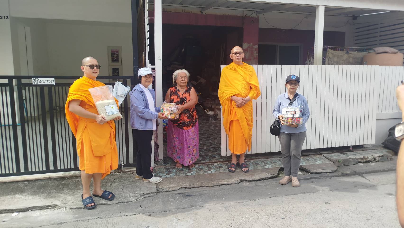 ผู้แทนวัดพระธรรมกาย ลงพื้นที่เยี่ยมบ้านผู้สูงอายุ และผู้ป่วยติดเตียง พื้นที่ตำบลคลองสาม