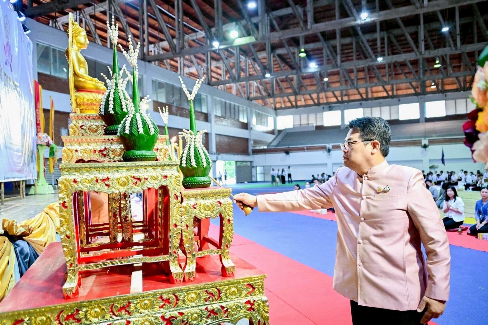 มหาวิทยาลัยมหาสารคาม จัดพิธีตักบาตรต้อนรับน้องใหม่