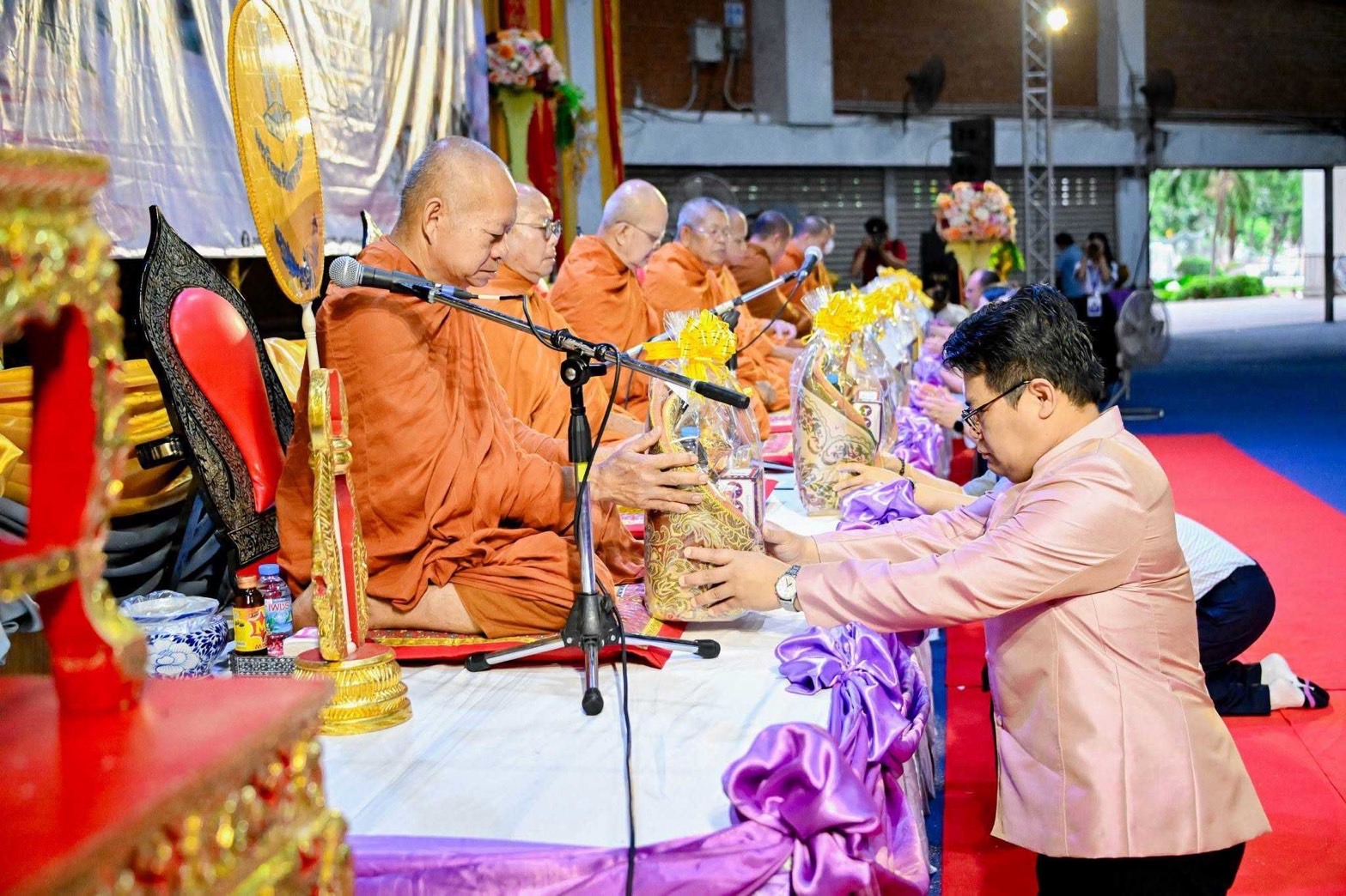 มหาวิทยาลัยมหาสารคาม จัดพิธีตักบาตรต้อนรับน้องใหม่