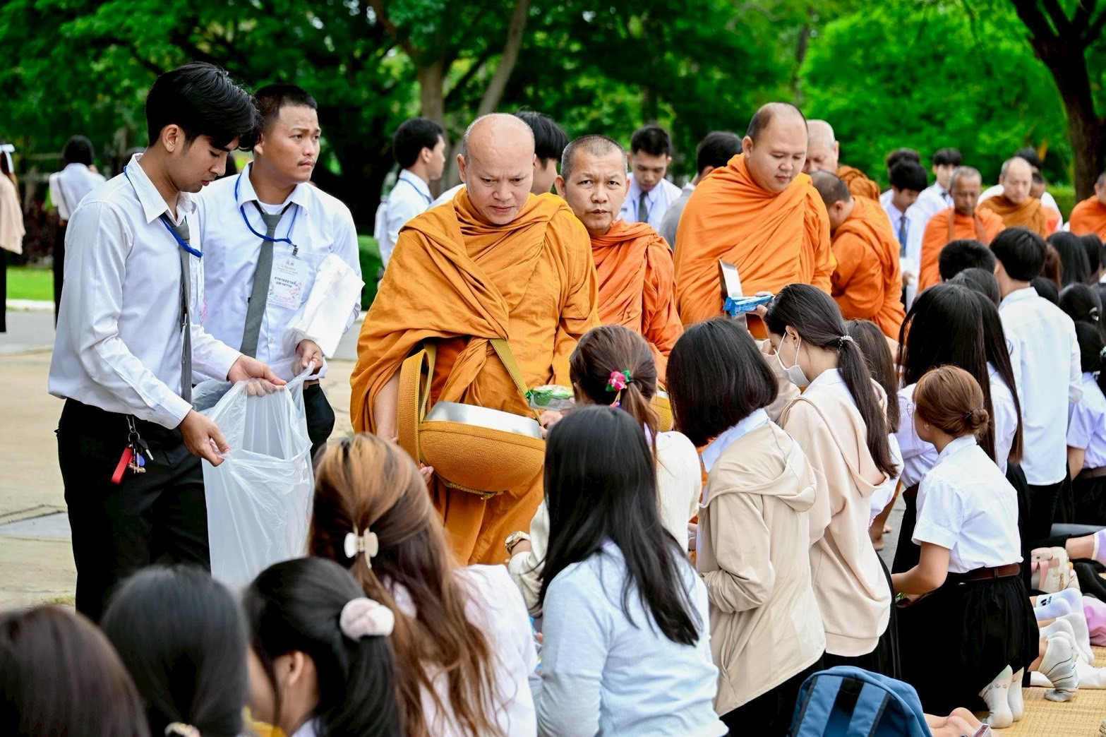 มหาวิทยาลัยมหาสารคาม จัดพิธีตักบาตรต้อนรับน้องใหม่