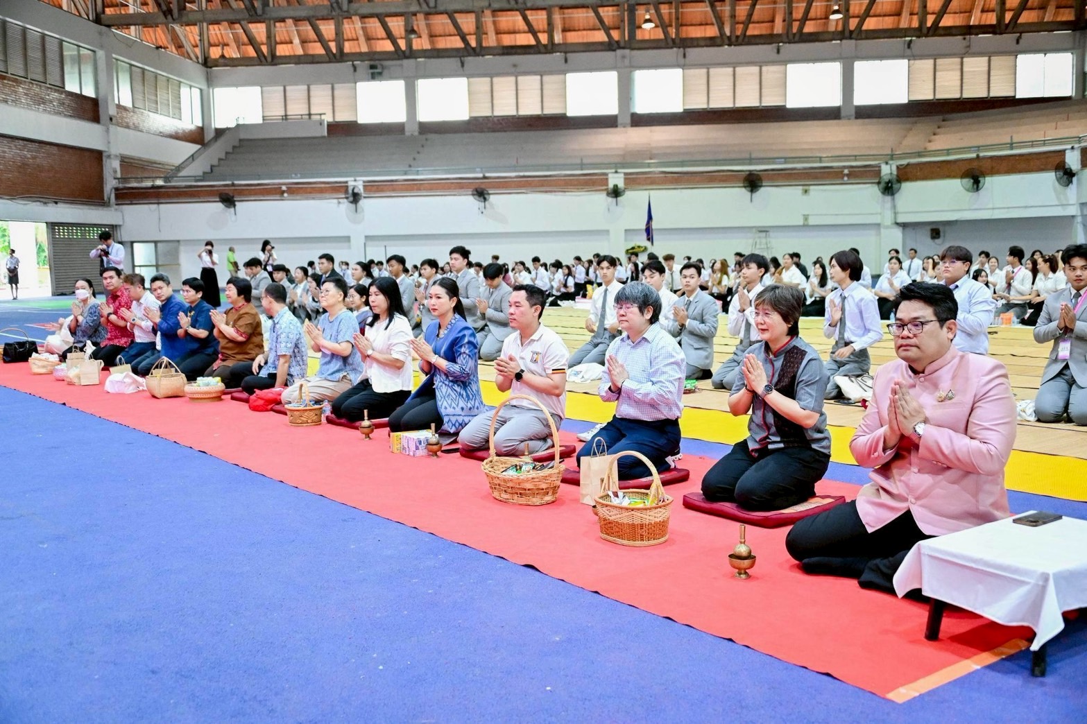 มหาวิทยาลัยมหาสารคาม จัดพิธีตักบาตรต้อนรับน้องใหม่